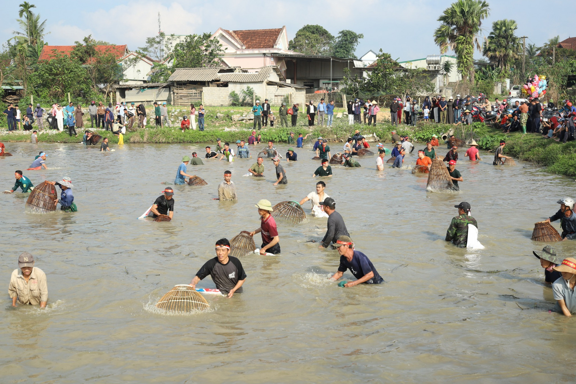 Cánh đồng lúa bỏ hoang trở thành nơi tổ chức lễ hội ngày đầu năm - Ảnh: Rạng Đông