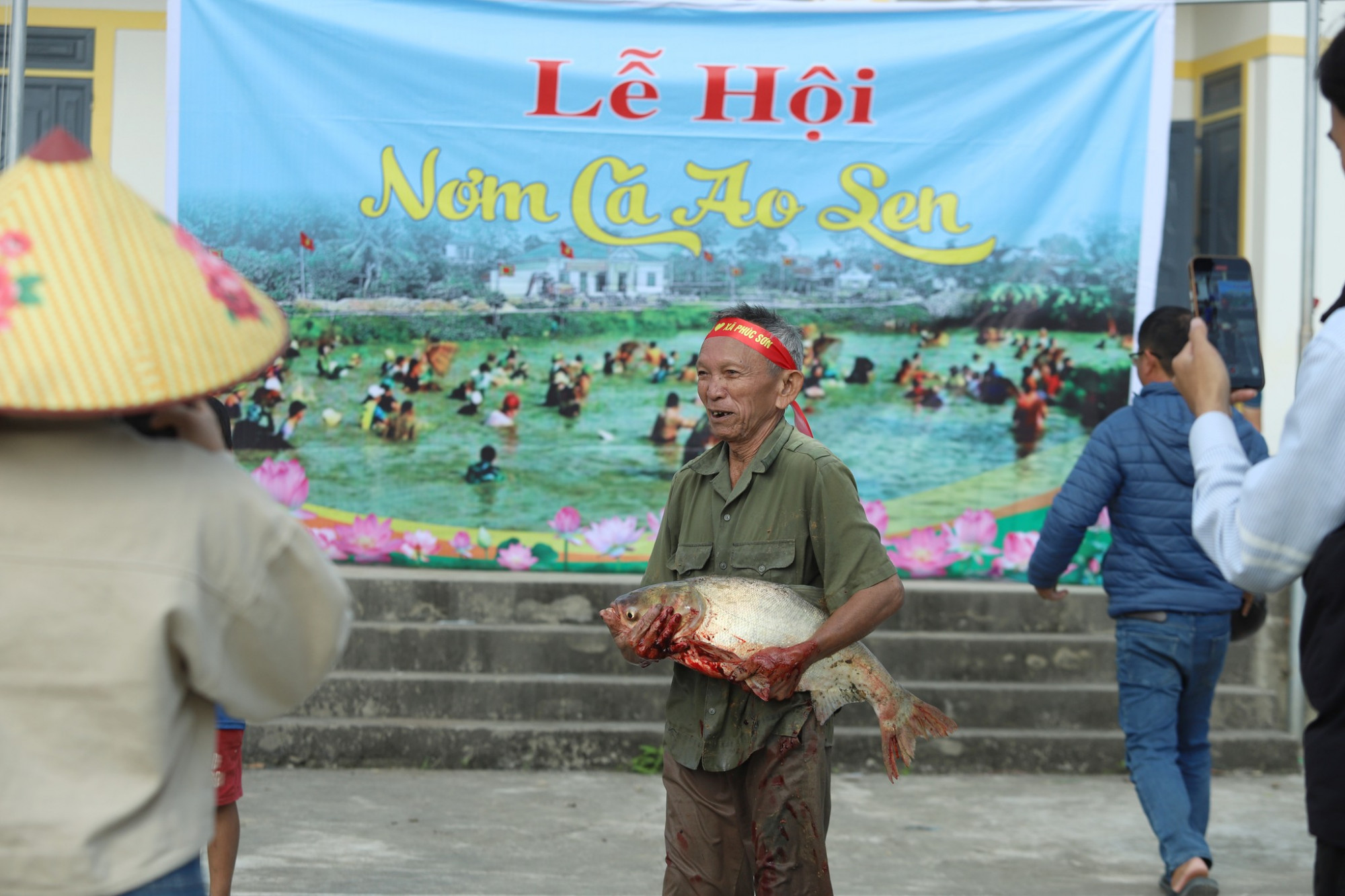 Kết thúc buổi nơm, nhiều người mang cá khủng lên so tài để nhận giải thưởng - Ảnh: Rạng Đông