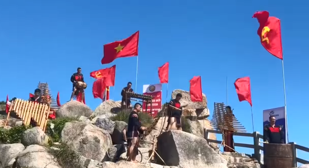 Lễ chào cờ tại Mũi Điện có sự kết hợp của núi và biển, có tiếng sóng biển, có tiếng cồng, tiếng chiêng, tiếng đàn T’ Rưng- Ảnh: HN