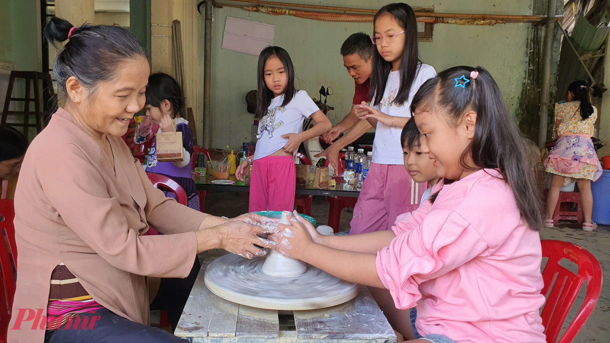 Nếu tự khám phá, bạn có thể gửi xe tại bãi xe ở cổng làng, tự đi tham quan tại các cơ sở gốm trong làng, học làm gốm với chi phí phải chăng mà không cần phải đăng ký trước.