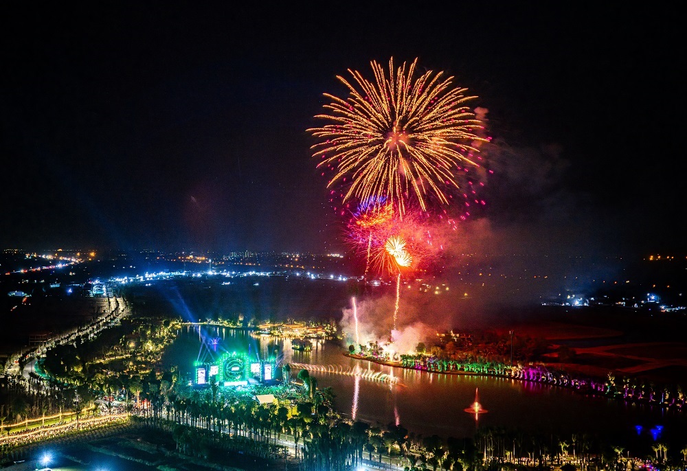 Chào năm mới giữa xanh tươi tại đại nhạc hội Countdown 2026 khắp ba miền của Ecopark Pháo hoa bay trên bầu trời đại đô thị Eco Retreat