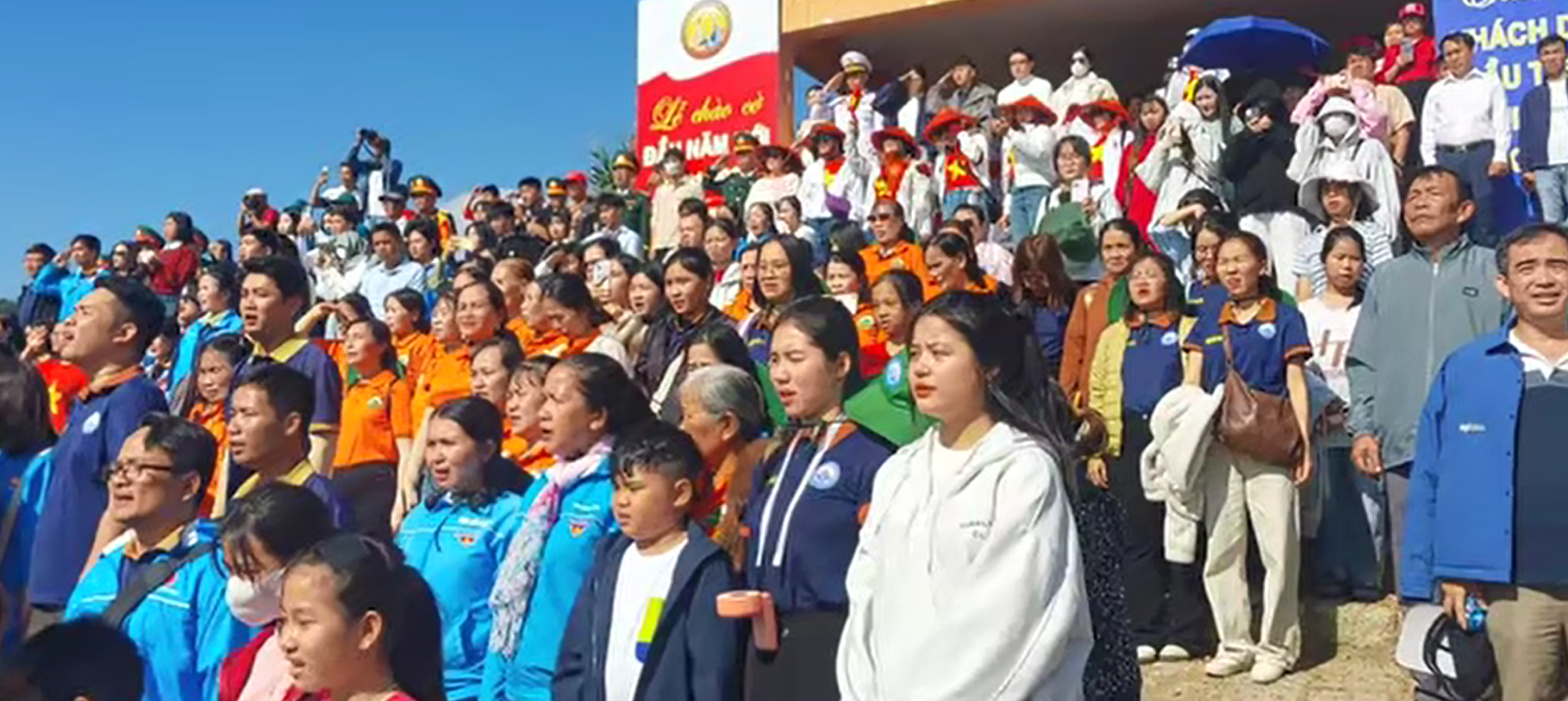 Hàng trăm người dân và du khách đã có mặt tại di tích danh thắng quốc gia Mũi Điện tham gia lễ chào cờ đầu năm ở nơi đón ánh bình minh đầu tiên của Tổ quốc- Ảnh: HN