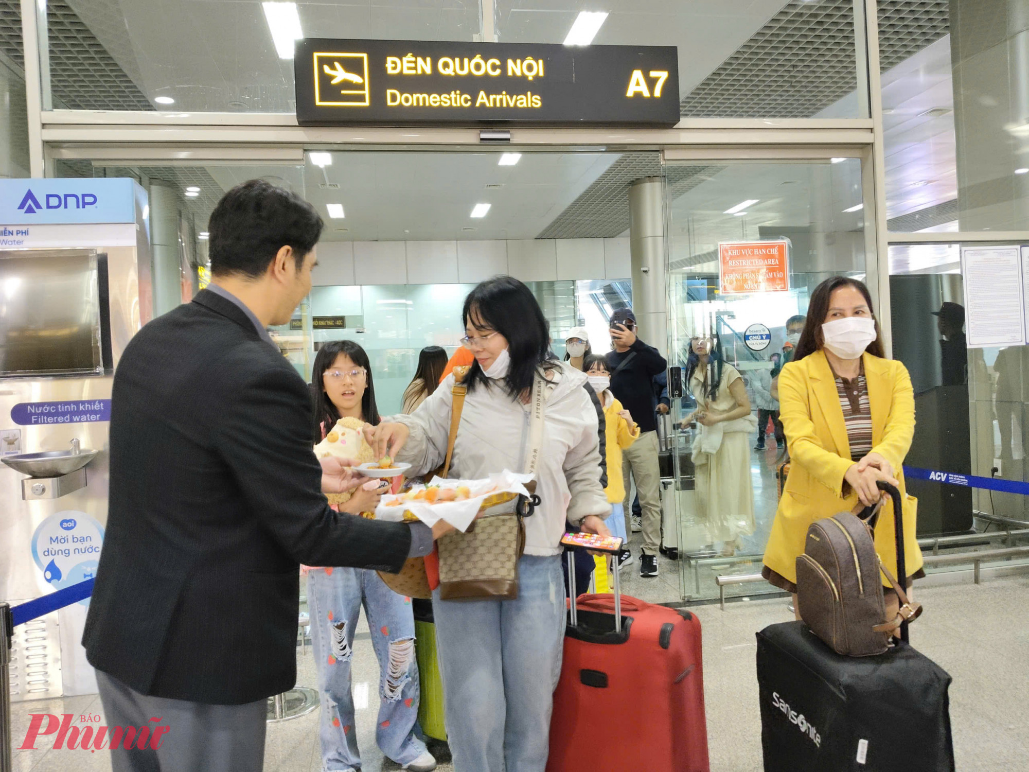 Du khách tranh thủ thưởng thức đặc sản của Đà Lạt ngay tại sân bay - Ảnh: Đ.H.
