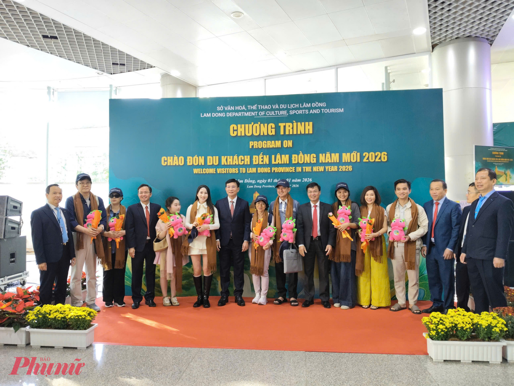 Sáng 1/1, tại sân bay Liên Khương, Sở Văn hóa, Thể thao và Du lịch tỉnh Lâm Đồng đã tổ chức buổi lễ đón tiếp những vị khách đầu tiên đến Lâm Đồng trong ngày đầu năm mới Dương lịch 2026.- Ảnh: Đ.H.