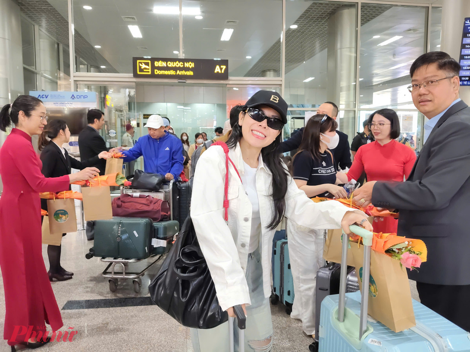 Chuyến bay đầu tiên đến tỉnh Lâm Đồng năm mới 2026 mang ký hiệu VN – 6172 từ TPHCM đi Đà Lạt, chở theo hơn 200 hành khách. 