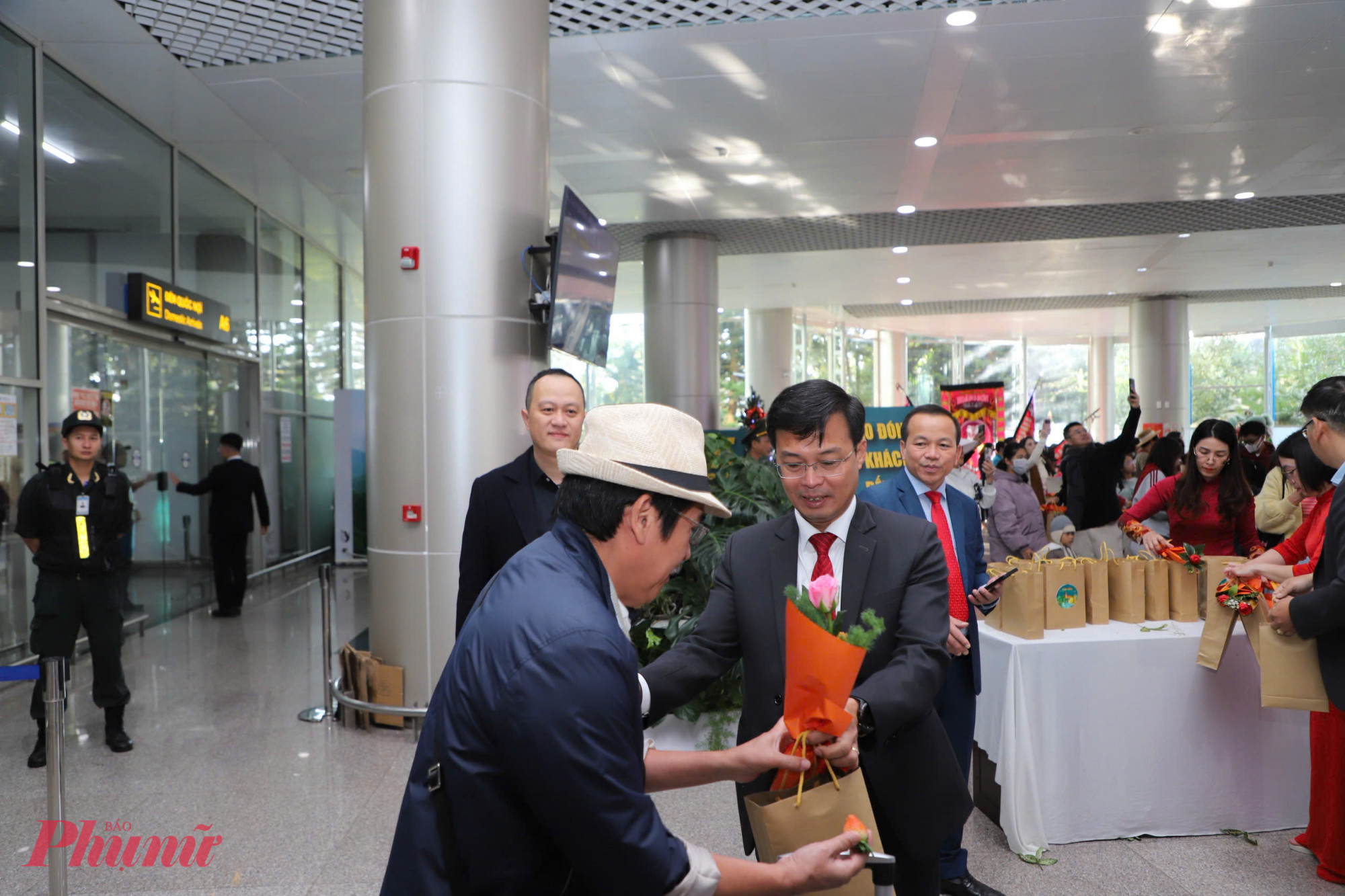 Ngay khi đặt chân đến Lâm Đồng, những vị khách “xông đất” năm mới đã bất ngờ và thích thú khi được lãnh đạo tỉnh tặng hoa, quà lưu niệm. 