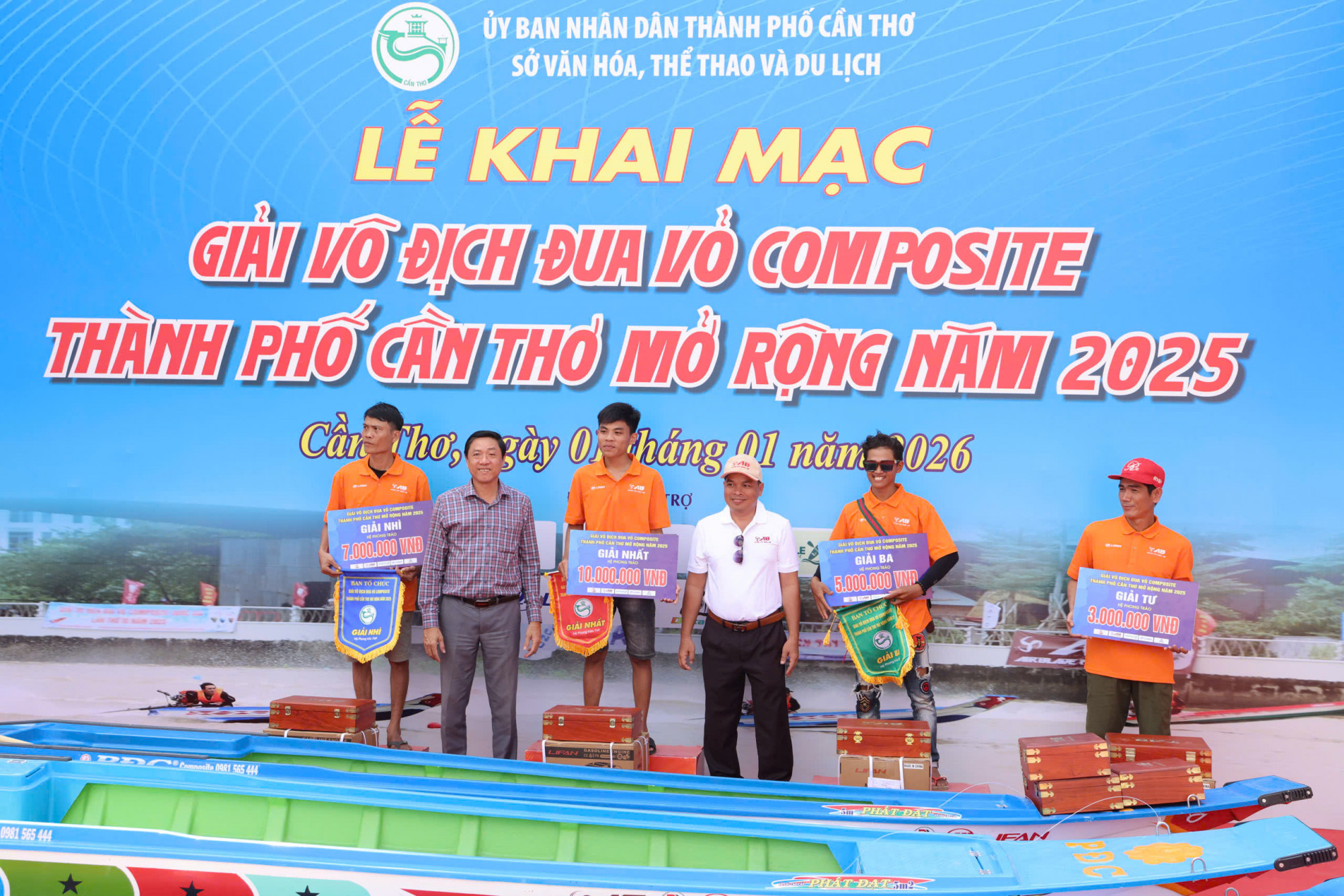 Ban tổ chức trao giải cho VĐV nội dung phong trào. Ảnh: CTV