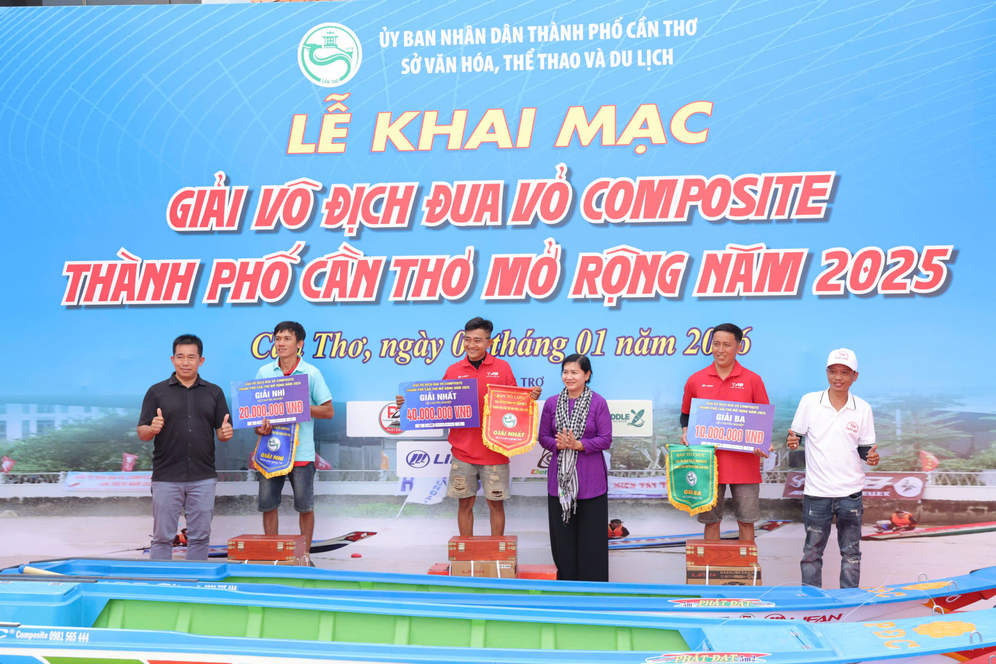 Ban tổ chức trao giải cho các VĐV nội dung chuyên nghiệp... Ảnh: CTV