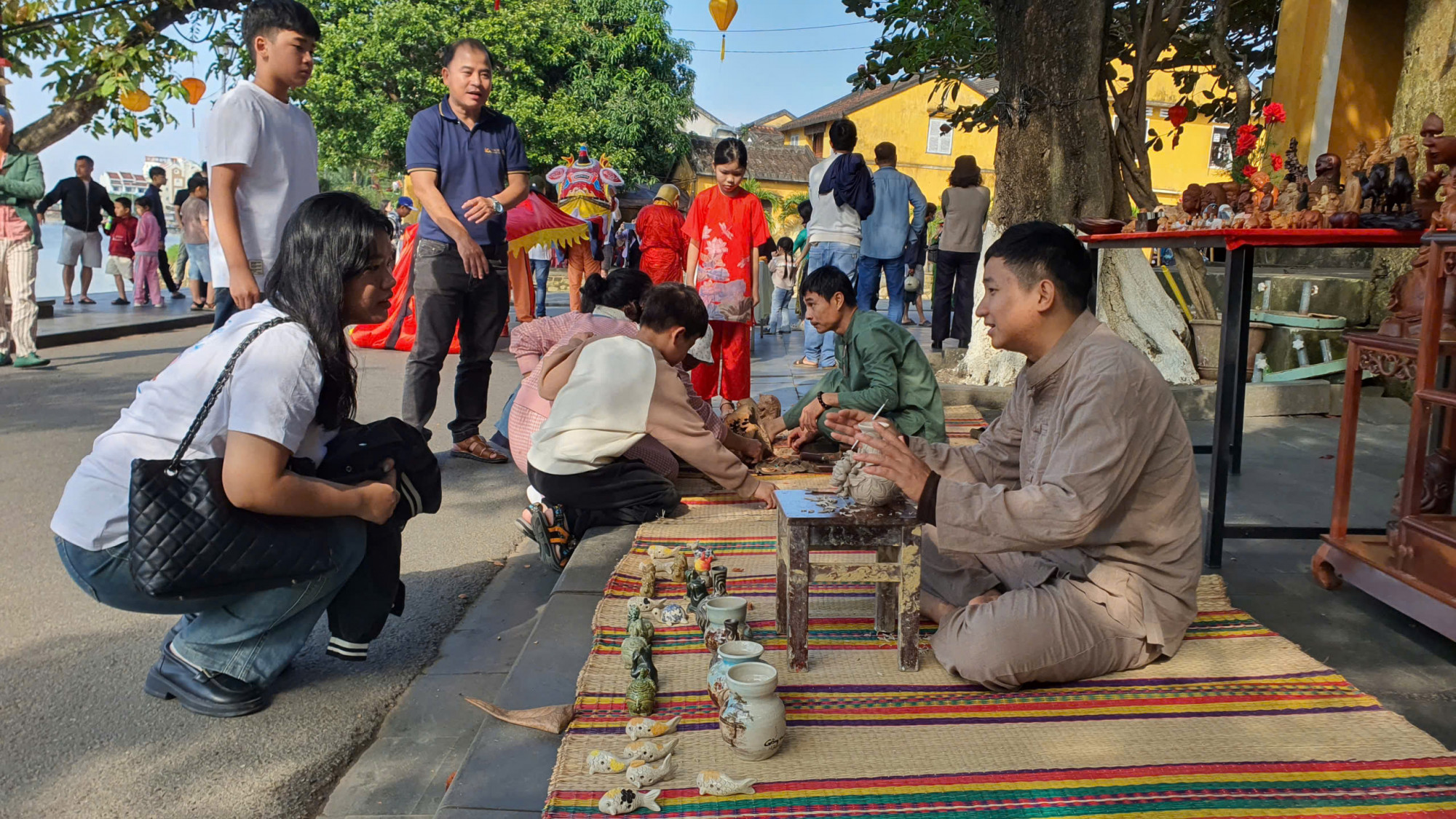 Các nghệ nhân làng nghề đặc trưng ở Hội An trình diễn hoạt động sản xuất thủ công mỹ nghệ tại sự kiện.