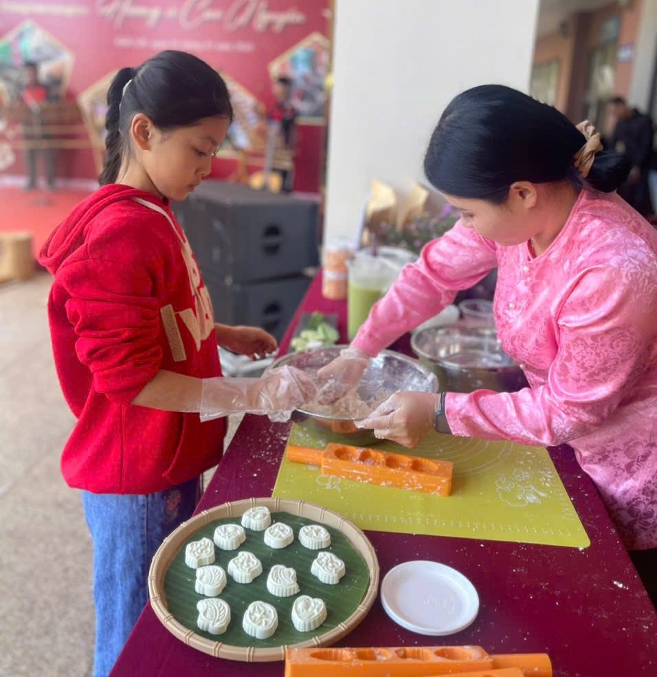 Bên cạnh đó, các nghệ nhân người Kinh còn trình diễn cách làm các loại bánh dân gian khác như bánh bò, bánh khoai, bánh tằm, bánh da lợn, bánh cam, bánh phục linh...