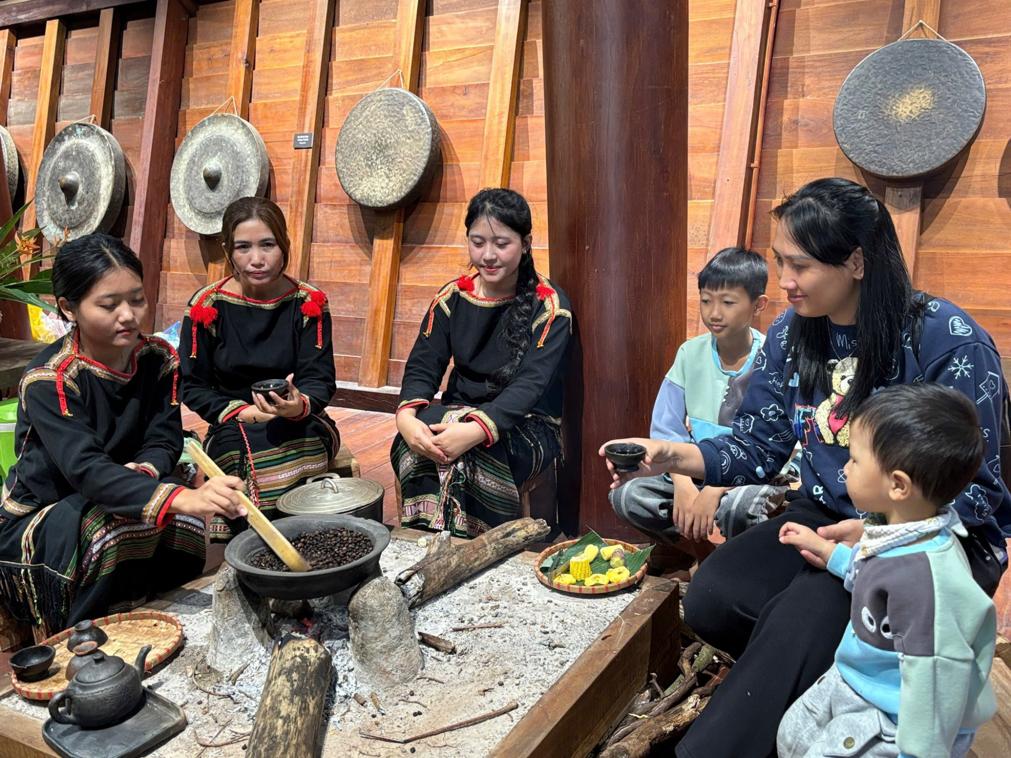 Bên bếp lửa bập bùng, trong không gian nhà dài ấm cúng, du khách thong thả nhâm nhi ly cà phê thơm nồng, lắng nghe những câu chuyện về đất, về người cao nguyên Đắk Lắk giữa ngày đầu năm mới.