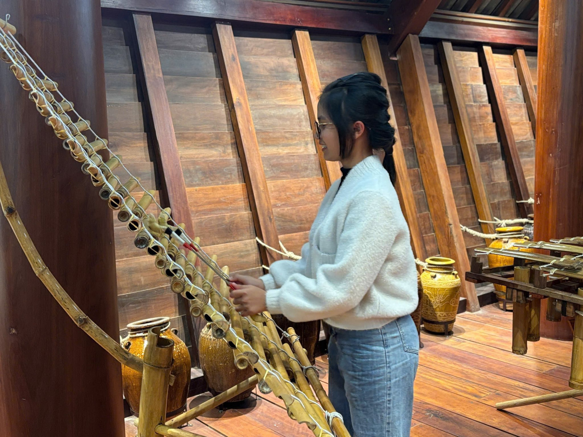 Tại đây, nhiều du khách còn có dịp tìm hiểu, trải nghiệm về các nhạc cụ dân gian truyền thống. 