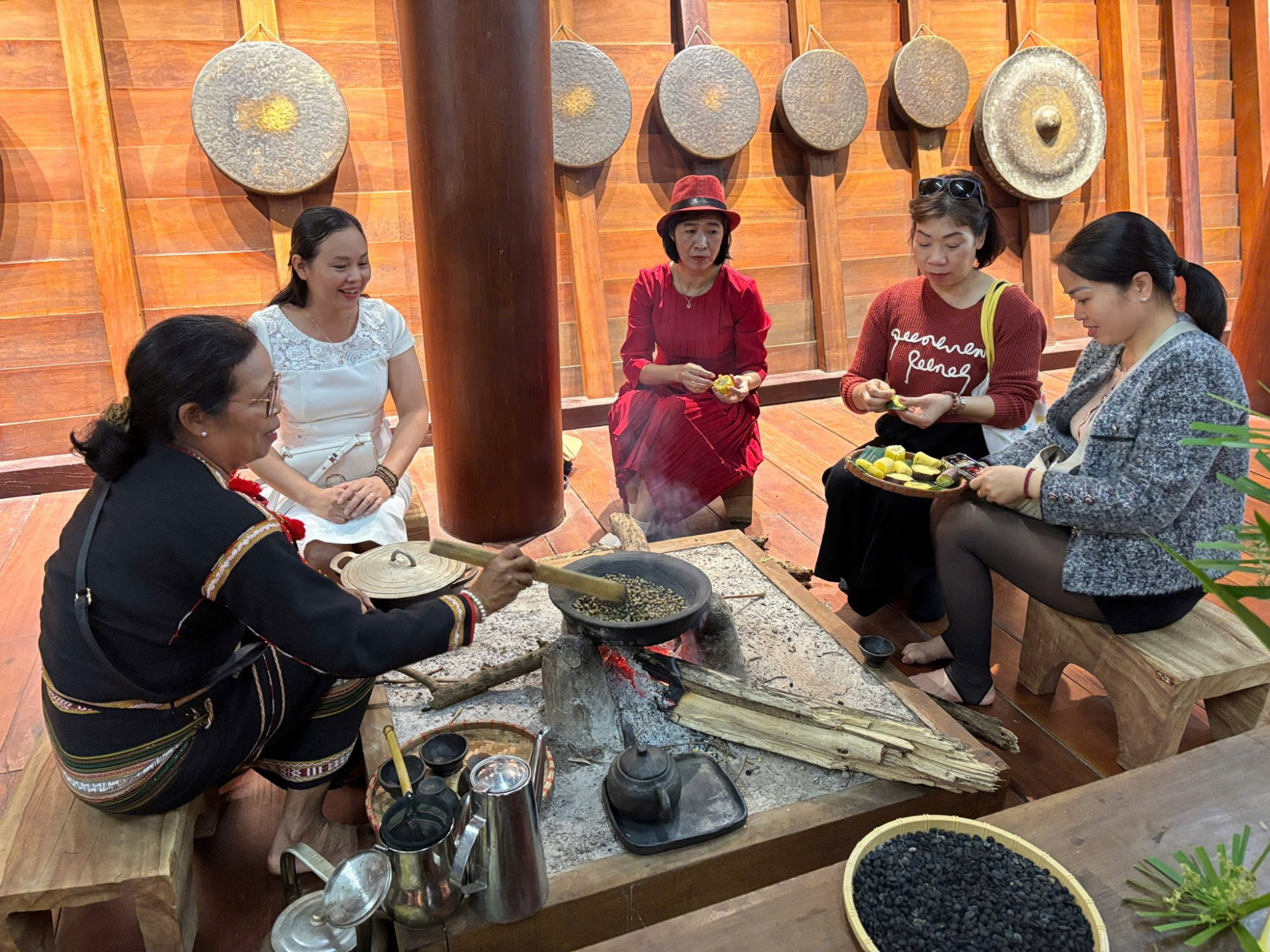 Trong không khí ấm áp chào đón Tết Dương lịch 2026, Bảo tàng tỉnh Đắk Lắk đã tổ chức chương trình trải nghiệm “Hương vị Cao nguyên”, với nhiều hoạt động thú vị, đặc sắc.