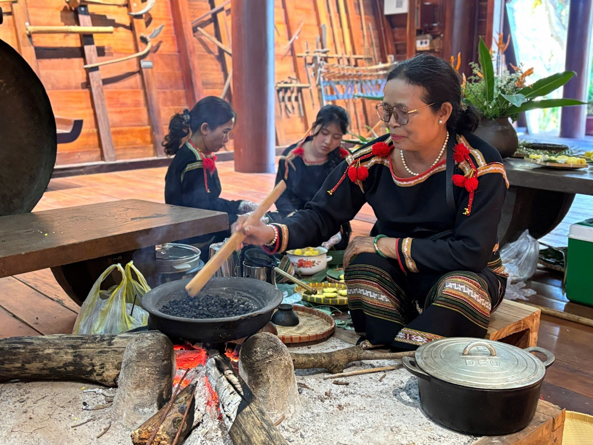 Từng công đoạn làm ra ly cà phê thơm ngon đều gắn liền với đời sống sinh hoạt và tri thức bản địa của cư dân Tây Nguyên. 