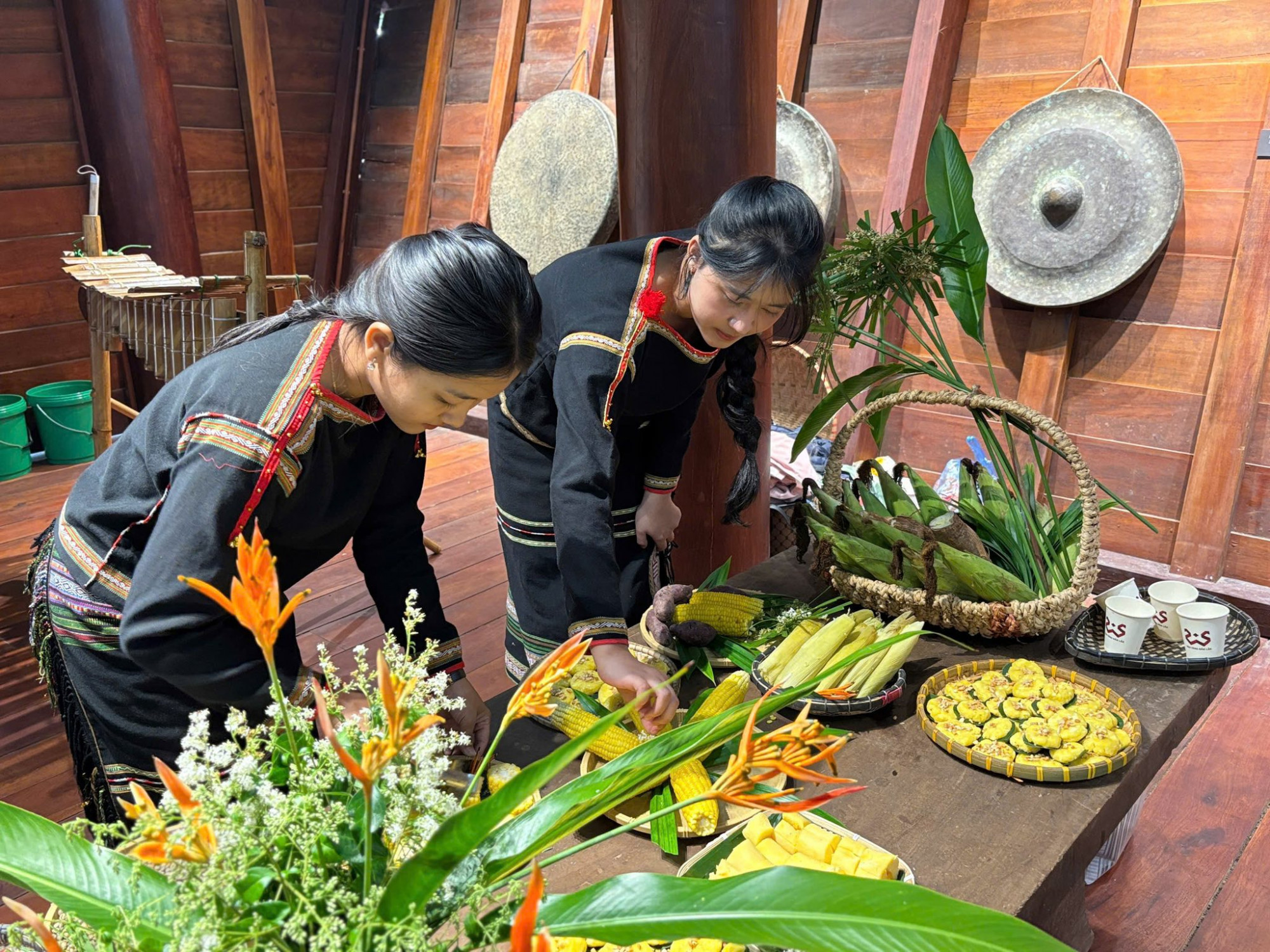 Những món ăn quen thuộc như bắp, sắn (mì) luộc,... được các nghệ nhân chuẩn bị tươm tất để mời du khách thưởng thức - Ảnh: B.T.