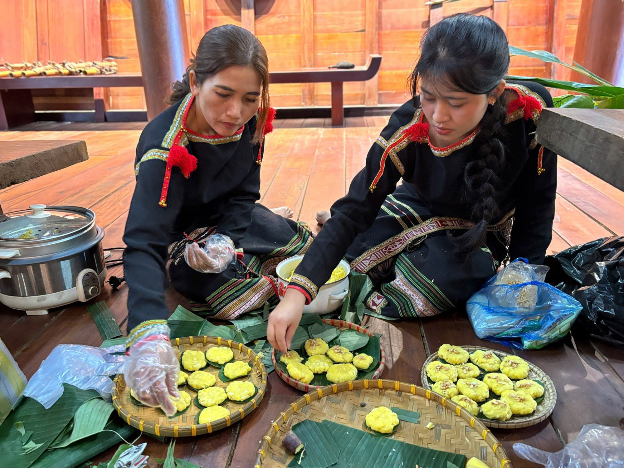 Chương trình còn mang đến những trải nghiệm ẩm thực dân gian đặc sắc với những chiếc bánh sắn giã, bắp gói… 