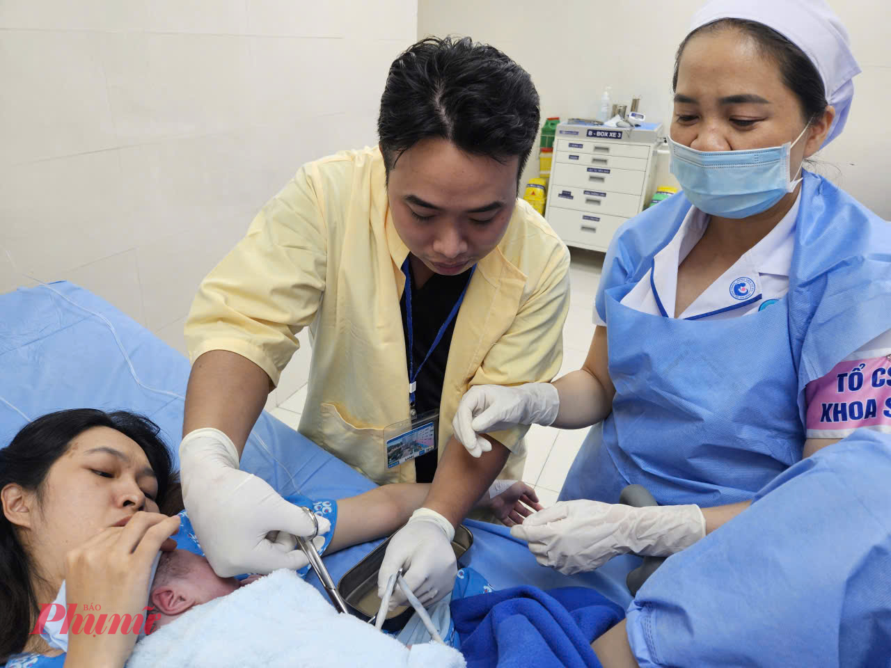 Xúc động khi tự tay cắt rốn cho con, anh Hưng chia sẻ: Vợ tôi được sự sinh vào ngày 30/12, nhưng đến ngày 31 mới có dấu sinh nên vào bệnh viện. Tôi rất bất ngờ khi con chào đời đúng 0g ngày 1/1/2026 nên rất hạnh phúc