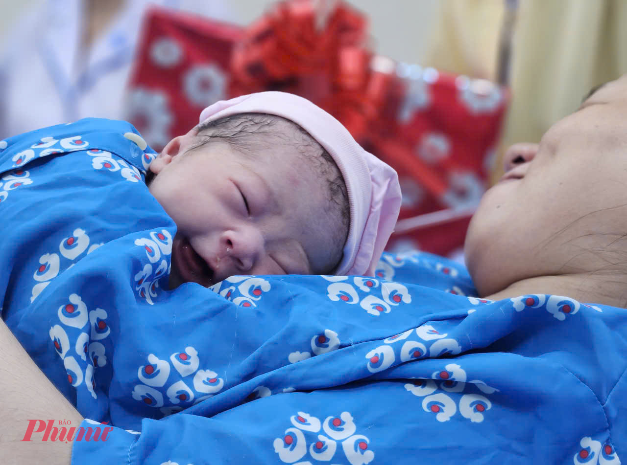 Bé gái đáng yêu được các bác sĩ cho da kề da với mẹ