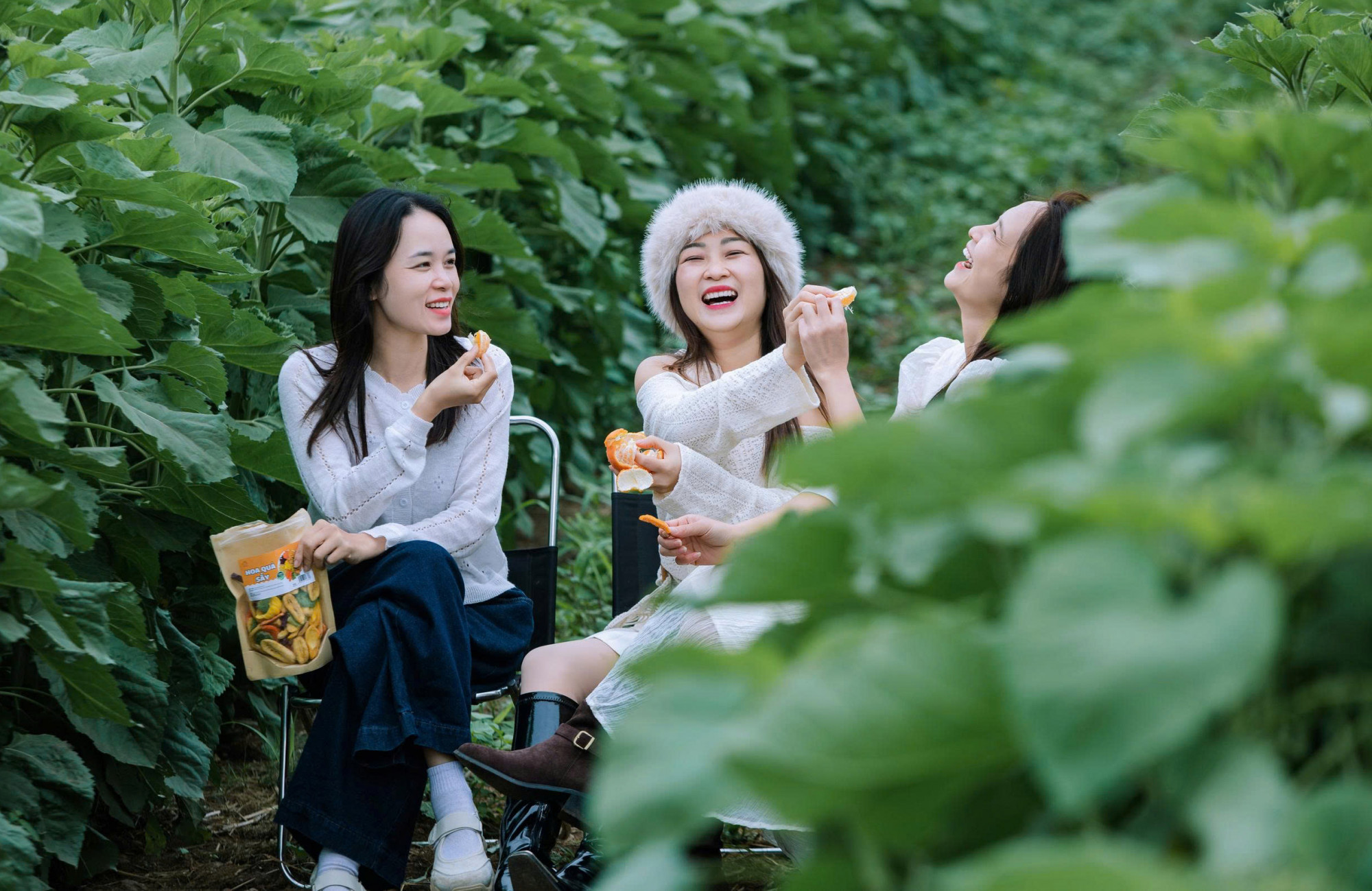 Du khách thưởng thức nông sản địa phương - Ảnh: Rạng Đông