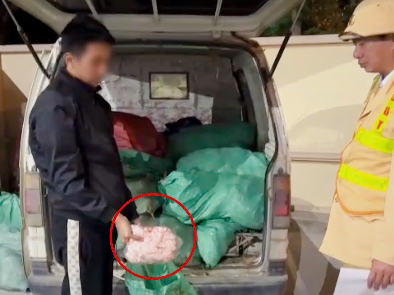 Toàn bộ số hàng là chân gà đông lạnh, đang bốc mùi hôi tanh. Ảnh: Công an cung cấp