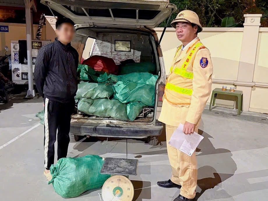 CSGT kiểm tra, phát hiện 831 kg thực phẩm không có giấy tờ nguồn gốc.