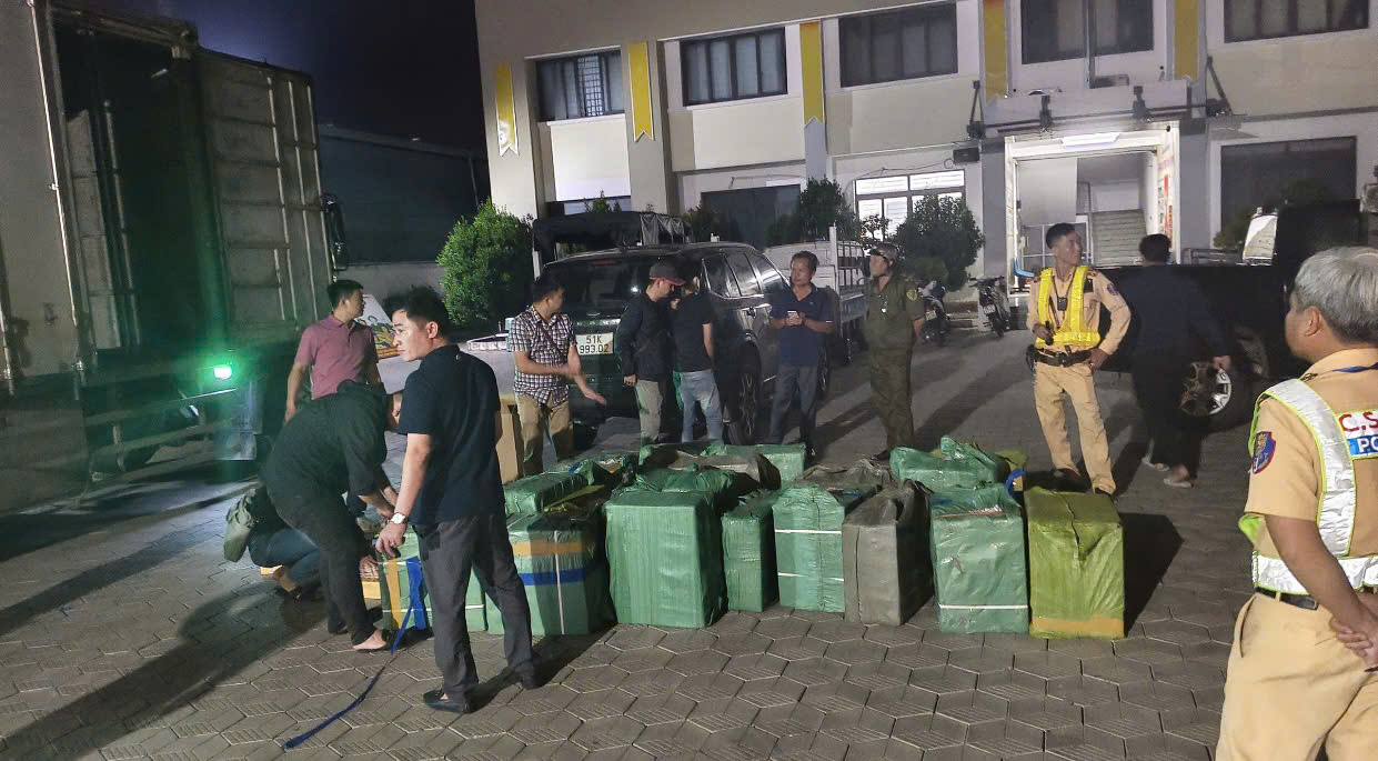 Một vụ vận chuyển thuốc lá lậu. Ảnh: CA