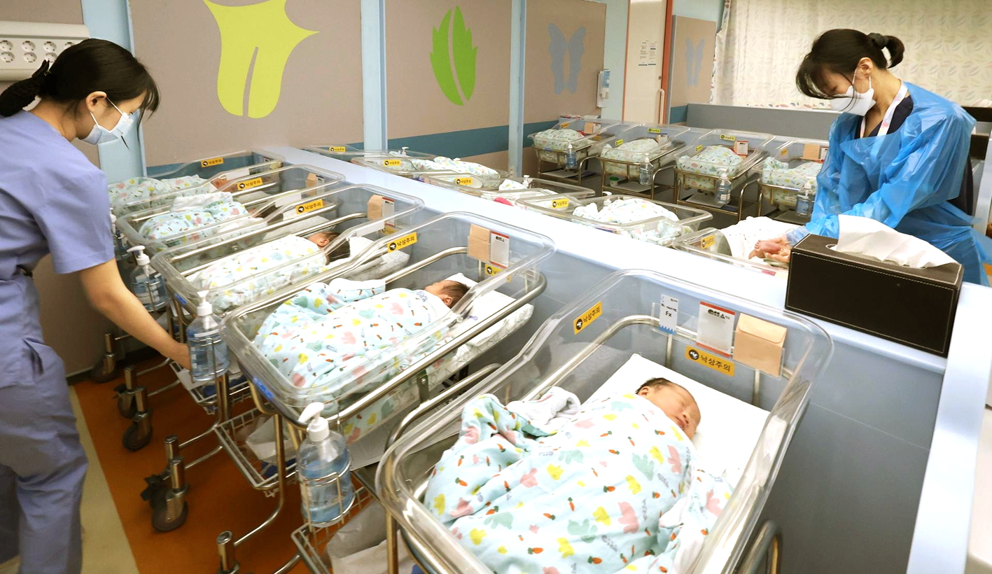 Các y tá chăm sóc trẻ sơ sinh tại một bệnh viện ở Hàn Quốc - Nguồn ảnh: Yonhap