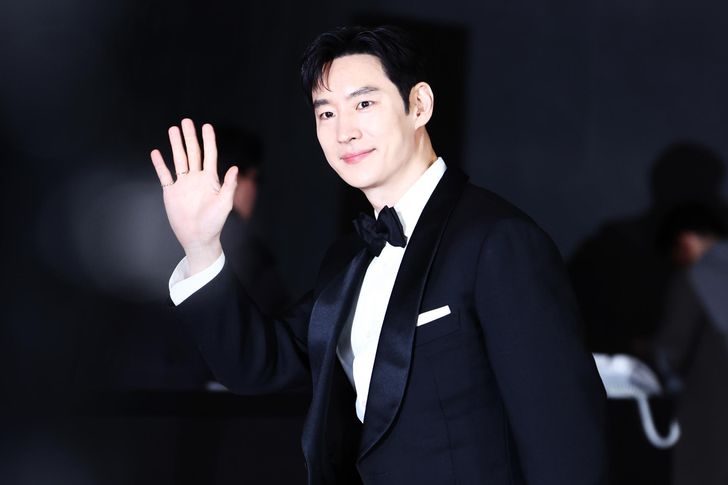 Lee  Je-hoon  trong  lễ  trao  giảii. Ảnh: Yonhap