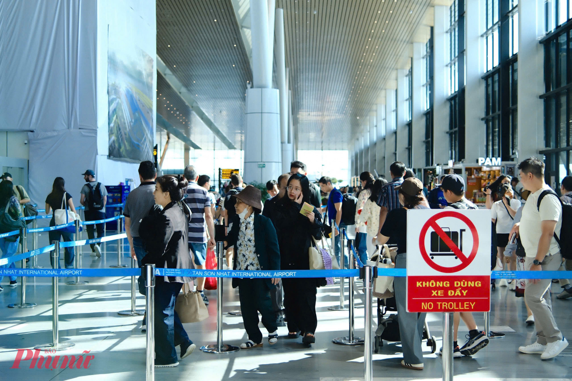 Để bảo đảm hoạt động khai thác an toàn, thông suốt, Cảng hàng không quốc tế Tân Sơn Nhất yêu cầu các hãng hàng không bố trí thêm quầy check-in, tăng cường nhân sự hỗ trợ, hướng dẫn hành khách sử dụng kiosk tự làm thủ tục và dịch vụ check-in trực tuyến. Lực lượng an ninh và nhân viên sân bay được bố trí túc trực thường xuyên nhằm kịp thời hỗ trợ, xử lý các tình huống phát sinh trong ngày đầu năm mới.