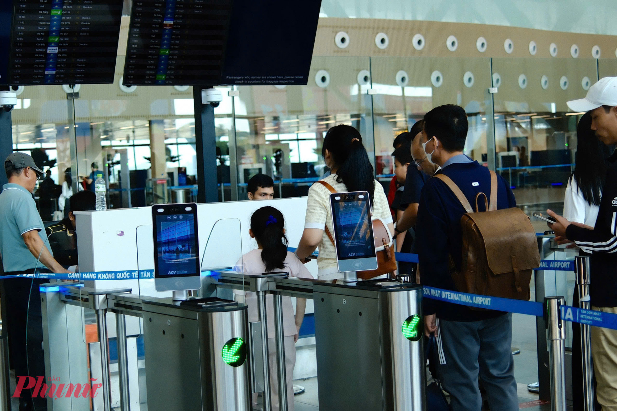 Chị Hoàng Kim Tuyết (ngụ phường Tân Nhơn Phú) cho biết gia đình chị bay ra Hà Nội nên chủ động đến sân bay từ sớm vì lo ngại kẹt xe và đông khách dịp lễ. “Thực tế đường phố khá thông thoáng, vào sân bay không mất nhiều thời gian. Bên trong nhà ga cũng không quá đông nên gia đình tôi làm thủ tục nhanh, tinh thần thoải mái hơn hẳn”, chị Tuyết chia sẻ.