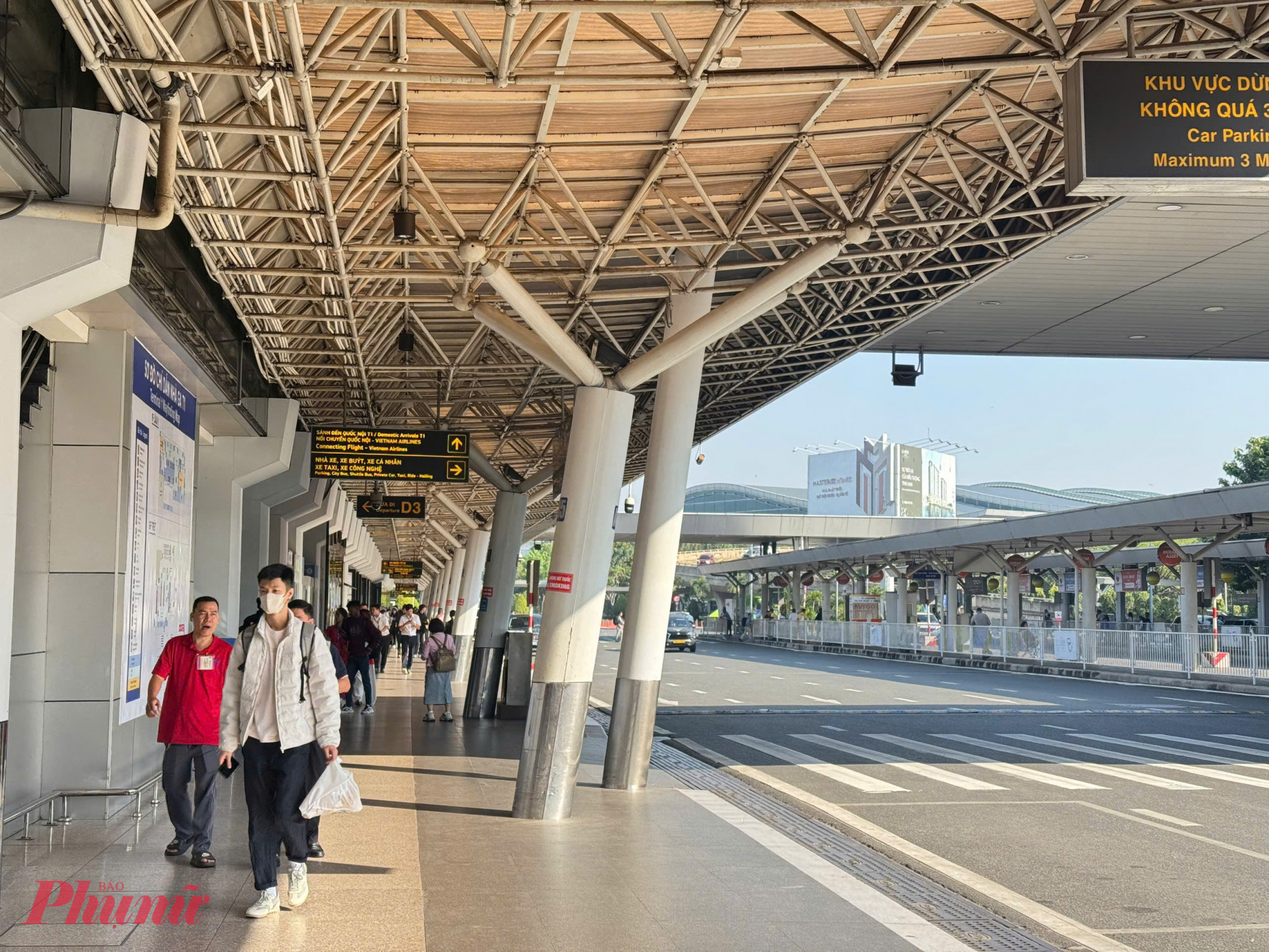 Cụ thể, các chuyến bay quốc nội chiếm 439 chuyến (219 chuyến bay đi, 220 chuyến bay đến), trong khi các chuyến bay quốc tế đạt 320 chuyến (159 chuyến bay đi, 161 chuyến bay đến). Tổng lượng hành khách qua sân bay trong ngày đạt khoảng 117.298 lượt, gồm 58.068 hành khách đi và 59.230 hành khách đến.