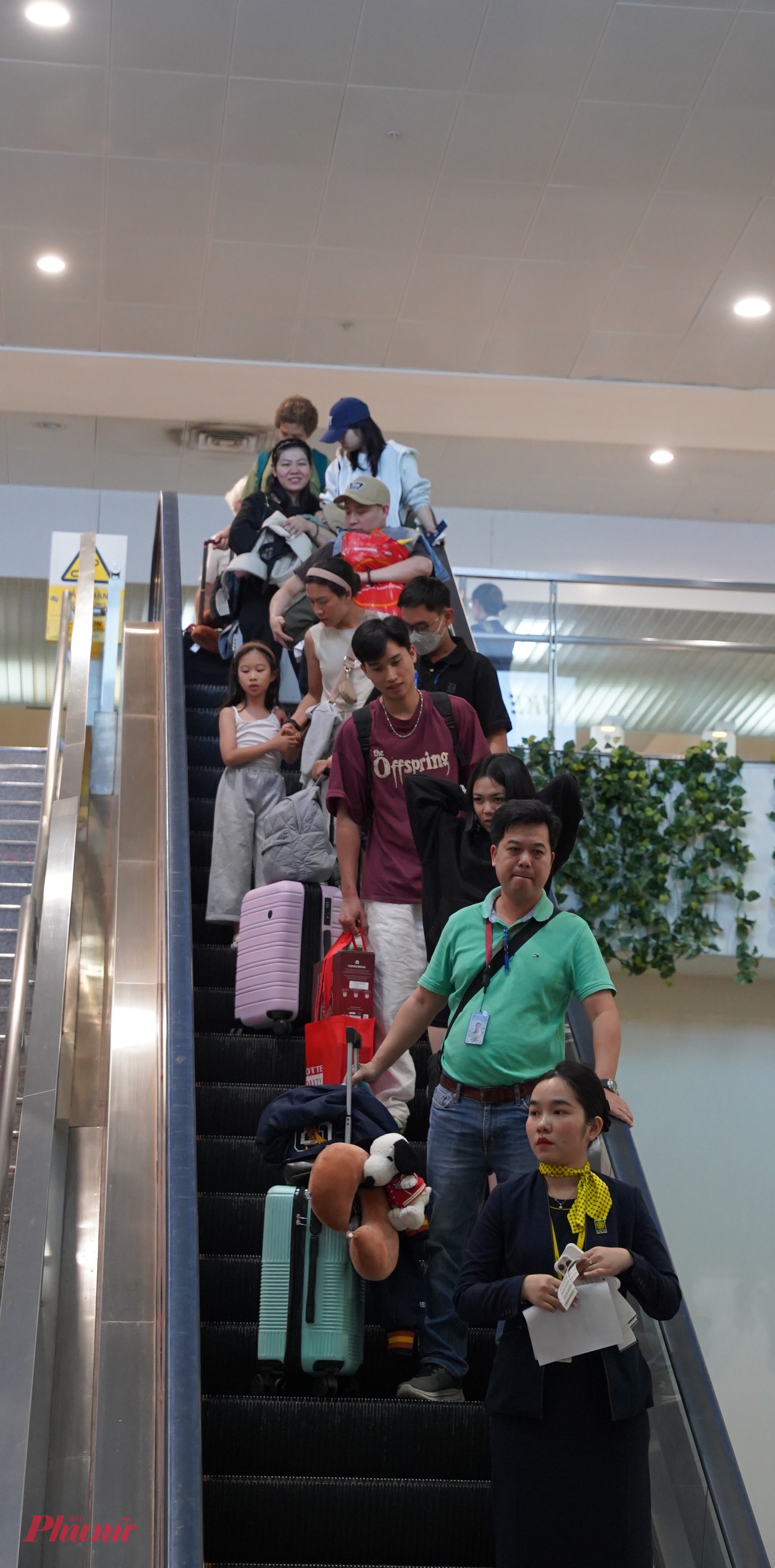 Khu vực ga đến quốc tế ghi nhận không khí khá nhộn nhịp, với các hoạt động chào mừng, đón khách quốc tế của TPHCM trong sáng 1/1.