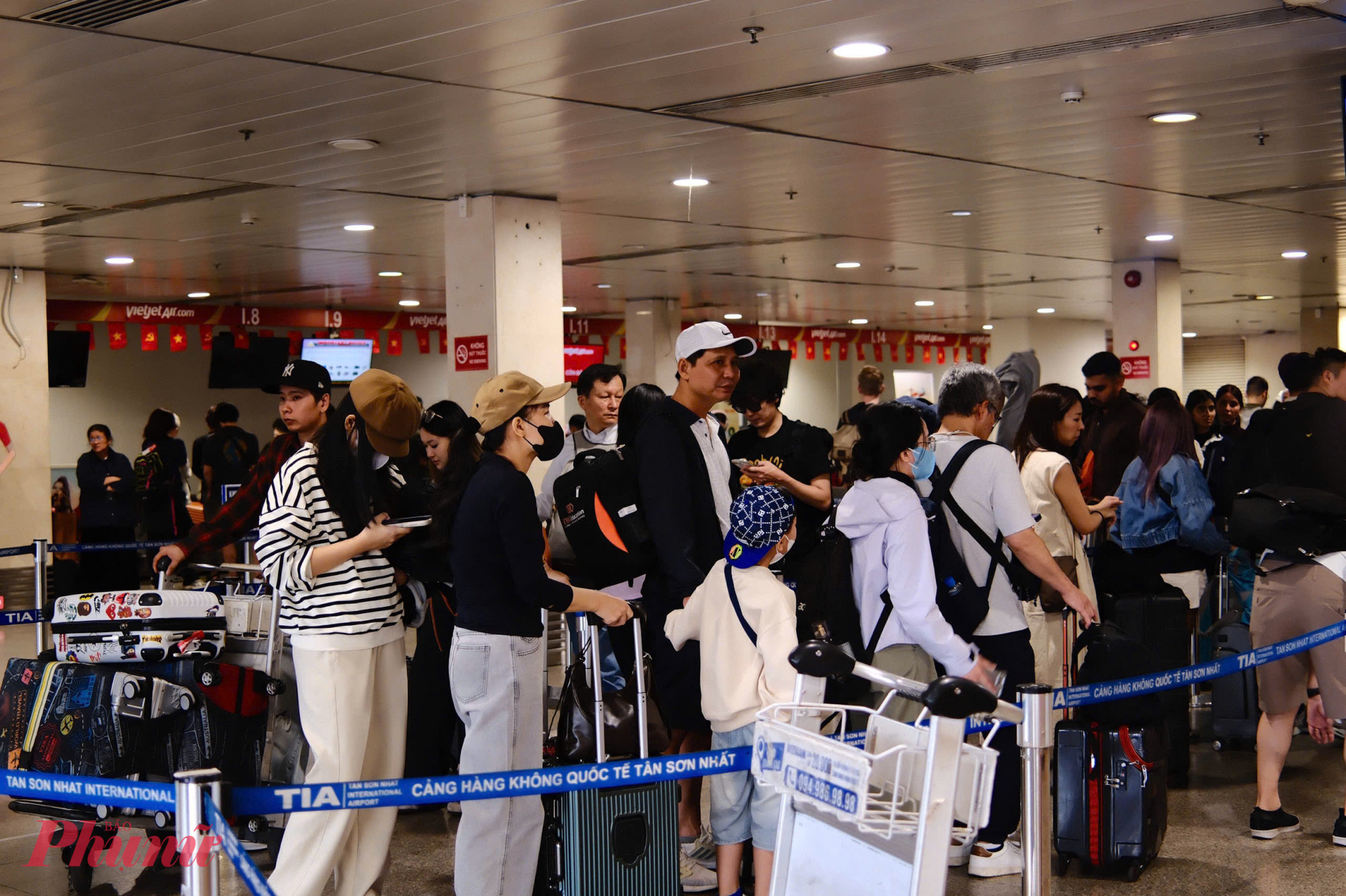 Theo Trung tâm Điều hành sân bay Tân Sơn Nhất, tổng số chuyến bay khai thác trong ngày 1/1/2026 là 759 chuyến, gồm 378 chuyến bay đi và 381 chuyến bay đến. Trong đó, các chuyến bay chở khách chiếm đa số với 739 chuyến, còn lại là chuyến bay hàng hóa và thuê chuyến.