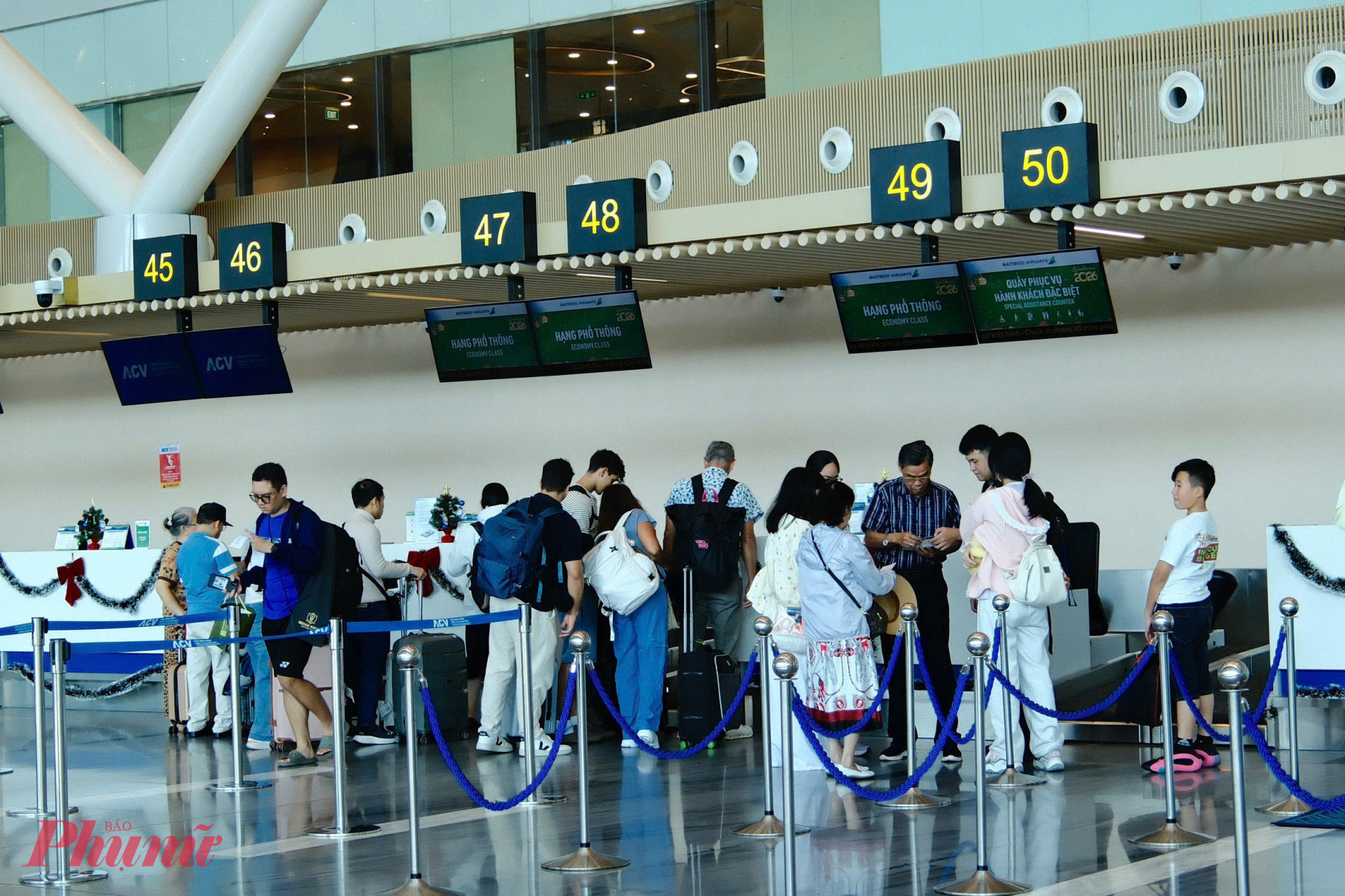 Theo ghi nhận của phóng viên, từ sáng sớm, không khí đi lại của người dân rời TPHCM đi du lịch, nghỉ Tết Dương lịch 2026 tại nhà ga T1 khá nhẹ nhàng. Khu vực sảnh làm thủ tục không xuất hiện cảnh chen chúc, các quầy check-in hoạt động nhịp nhàng, hành khách di chuyển trật tự. Nhiều người cho biết thời gian xếp hàng làm thủ tục được rút ngắn đáng kể.