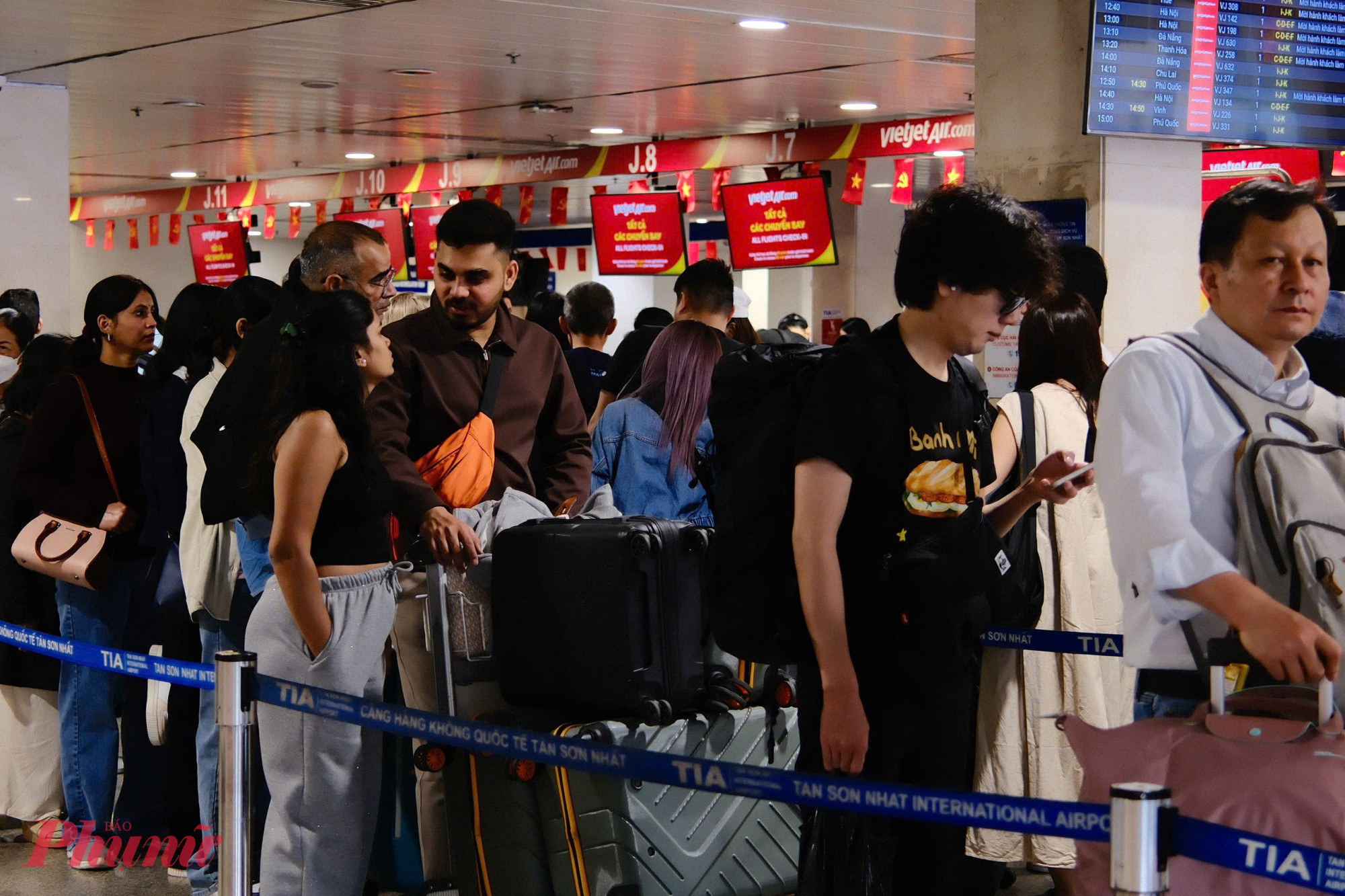 Một vài thời điểm tại khu vực làm thủ tục của Vietjet Air ở nhà ga T1 khá đông đúc, khách phải xếp hàng tới lượt để làm thủ tục.