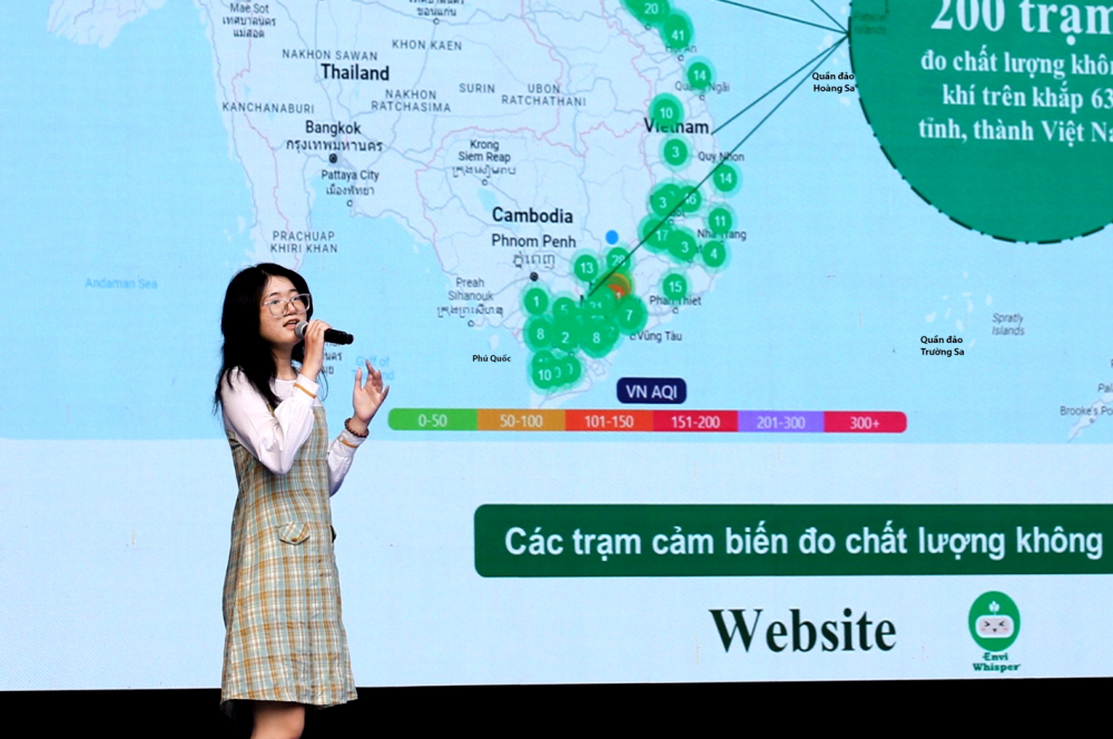 Võ Ngọc Minh Anh thuyết trình tại cuộc thi Tìm kiếm giải pháp chuyển đổi số tỉnh Đồng Nai 2023