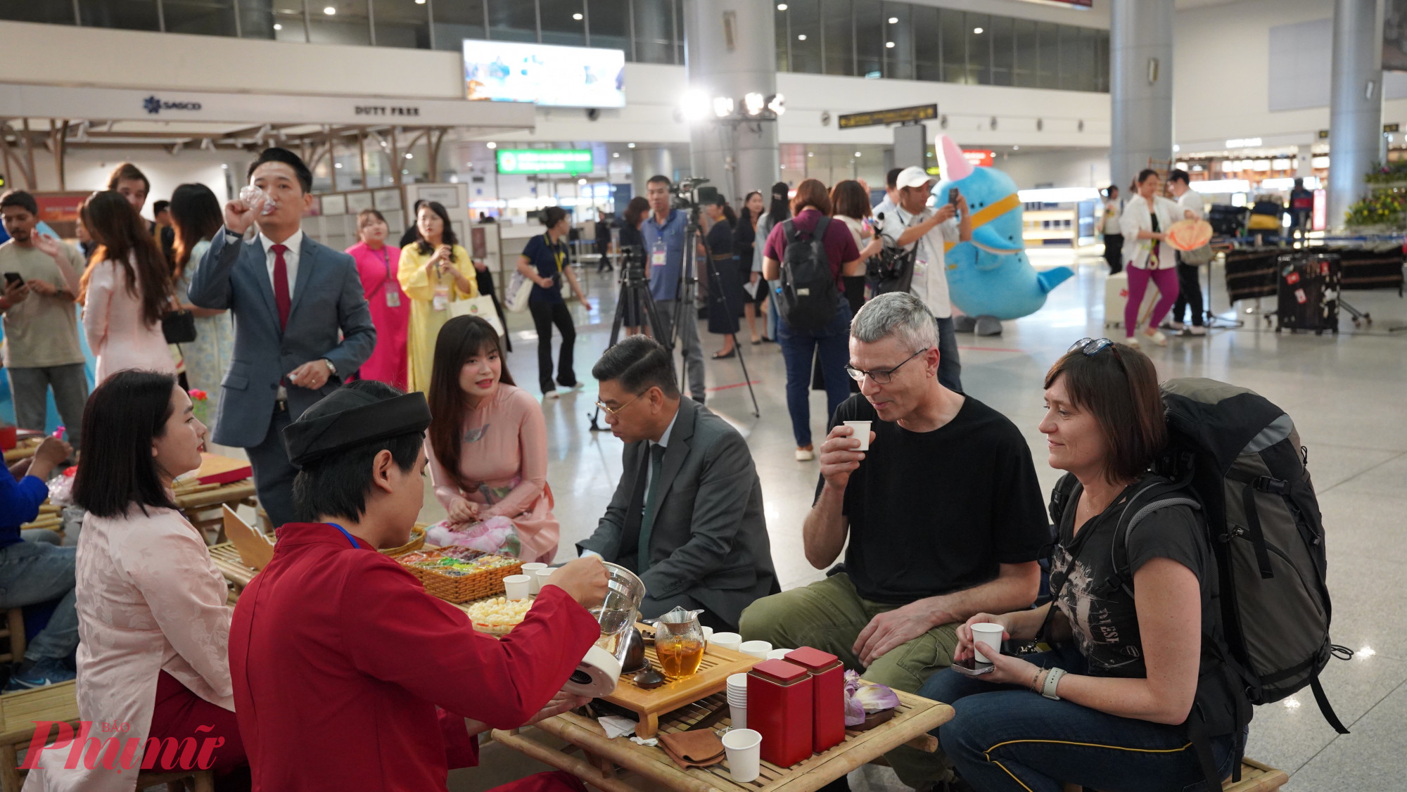 Du khách quốc tế trải nghiệm các hoạt động đón Tết cổ truyền tại Việt Nam như thưởng trà, nặn tò he, vẽ thư pháp,... Ảnh: Quốc Thái 