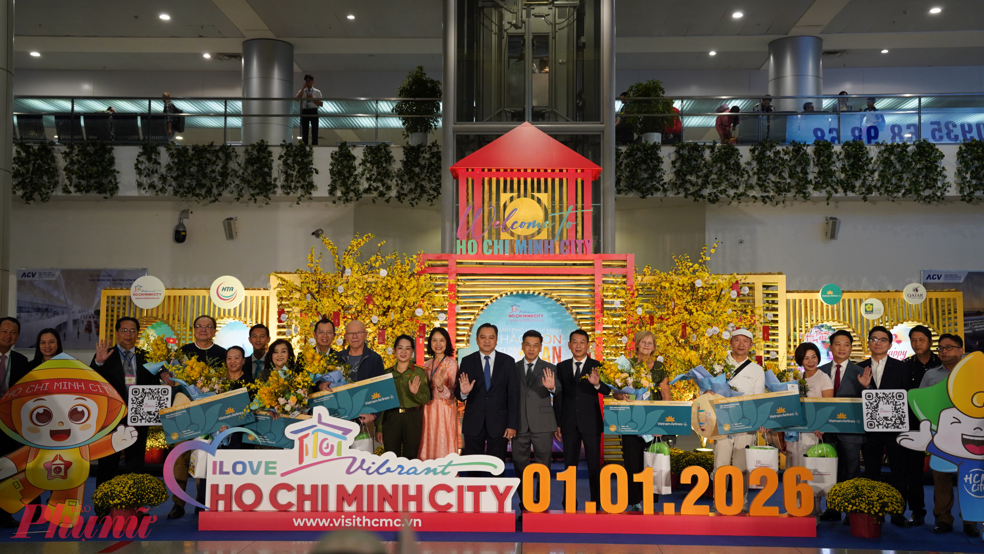 Những vị khách đầu tiên 'xông đất' TPHCM trên chuyến bay Vietnam Airlines từ Đức - TPHCM. Ảnh: Quốc Thái