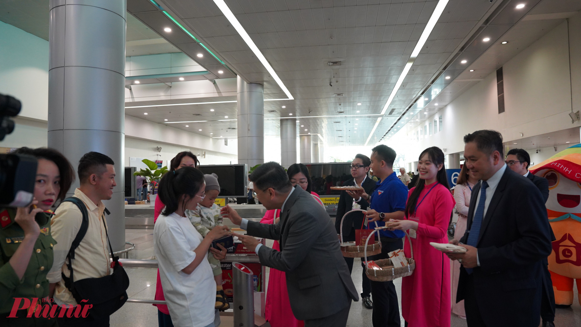 Hành khách được mời thưởng thức bánh mứt kẹo, trà... đặc sản ngày tết