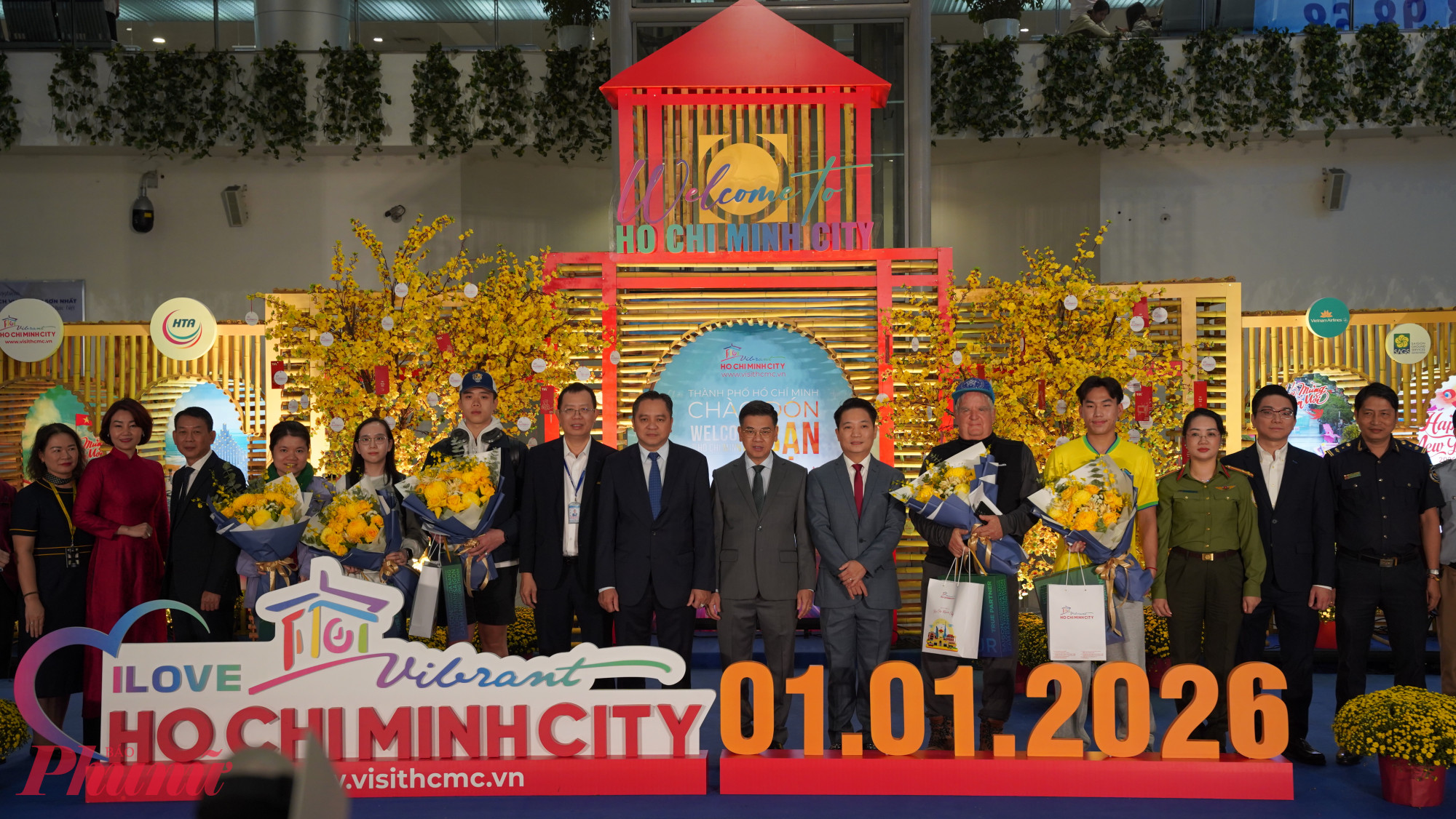 Những hành khách trên chuyến bay Qatar đến TPHCM sáng 1/1/2026. Ảnh: Quốc Thái