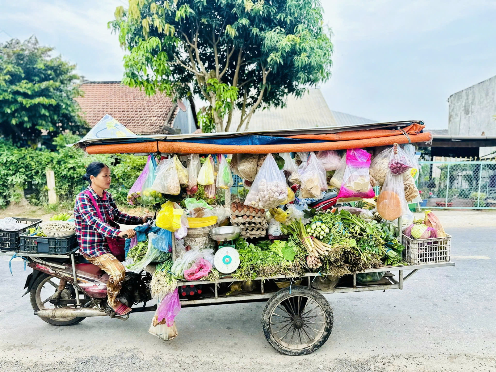 Những món hàng không nhiều tiền thường thấy ở chợ quê - Ảnh do tác giả cung cấp