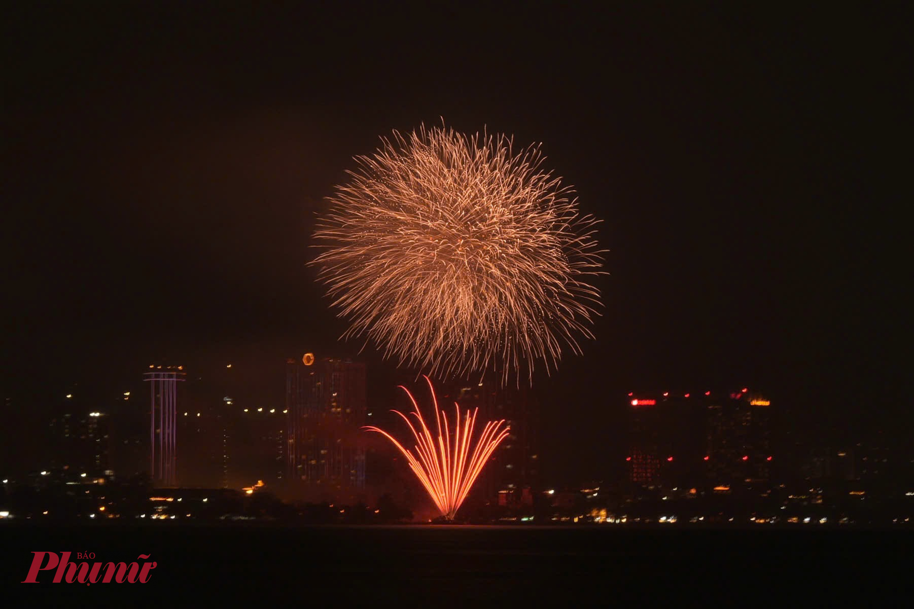 11g45 giờ ngày 31/12, những màn pháo hoa rực rỡ bắn lên bầu trời Thủ đô trong sự hào hứng của người dân và du khách. 