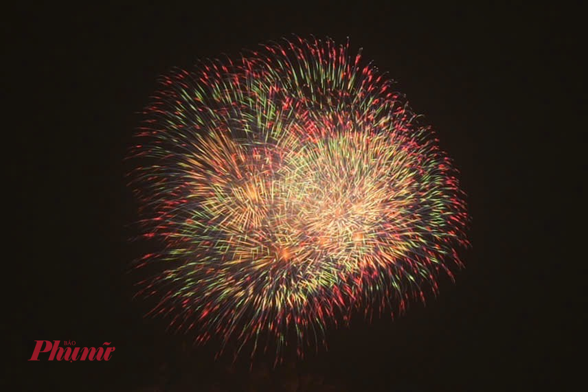 Những chùm pháo hoa rực rỡ sắc màu thắp sáng bầu trời Hà Nội, tạo nên khung cảnh huyền ảo.