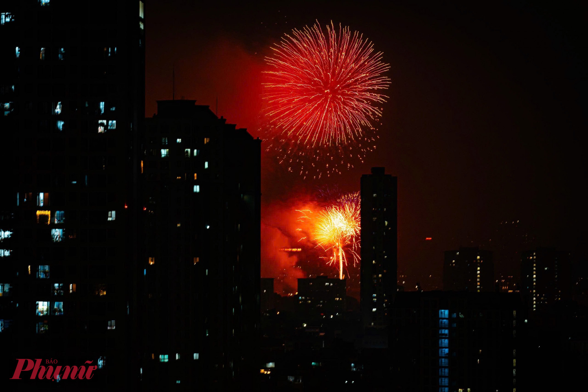 Những màn pháo hoa tầm cao như lời chào nồng nhiệt gửi tới bạn bè quốc tế và người dân trong thời khắc chuyển giao năm cũ và năm mới.