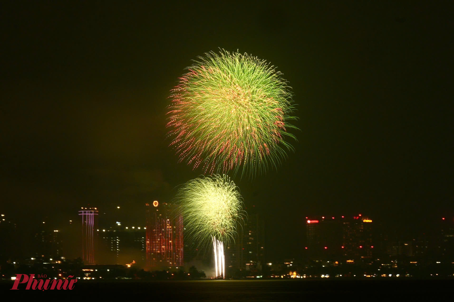 Tại  khu vực Hồ Tây, đúng 23 giờ 45 ngày 31/12/2025, pháo hoa  mừng năm mới chính thức bắn lên từ vườn hoa Lạc Long Quân.