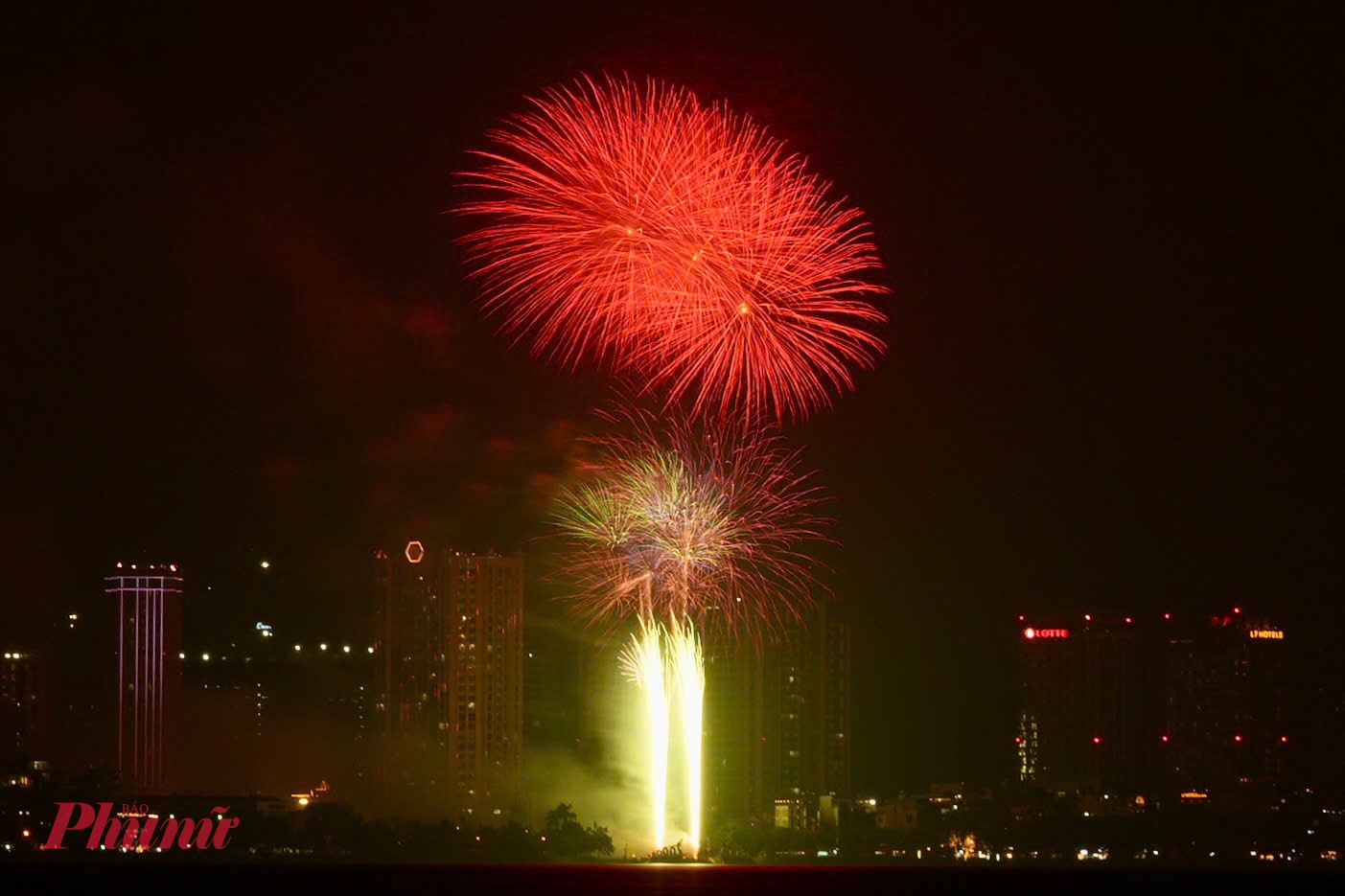 Khoảnh khắc pháo hoa thắp sáng năm mới.