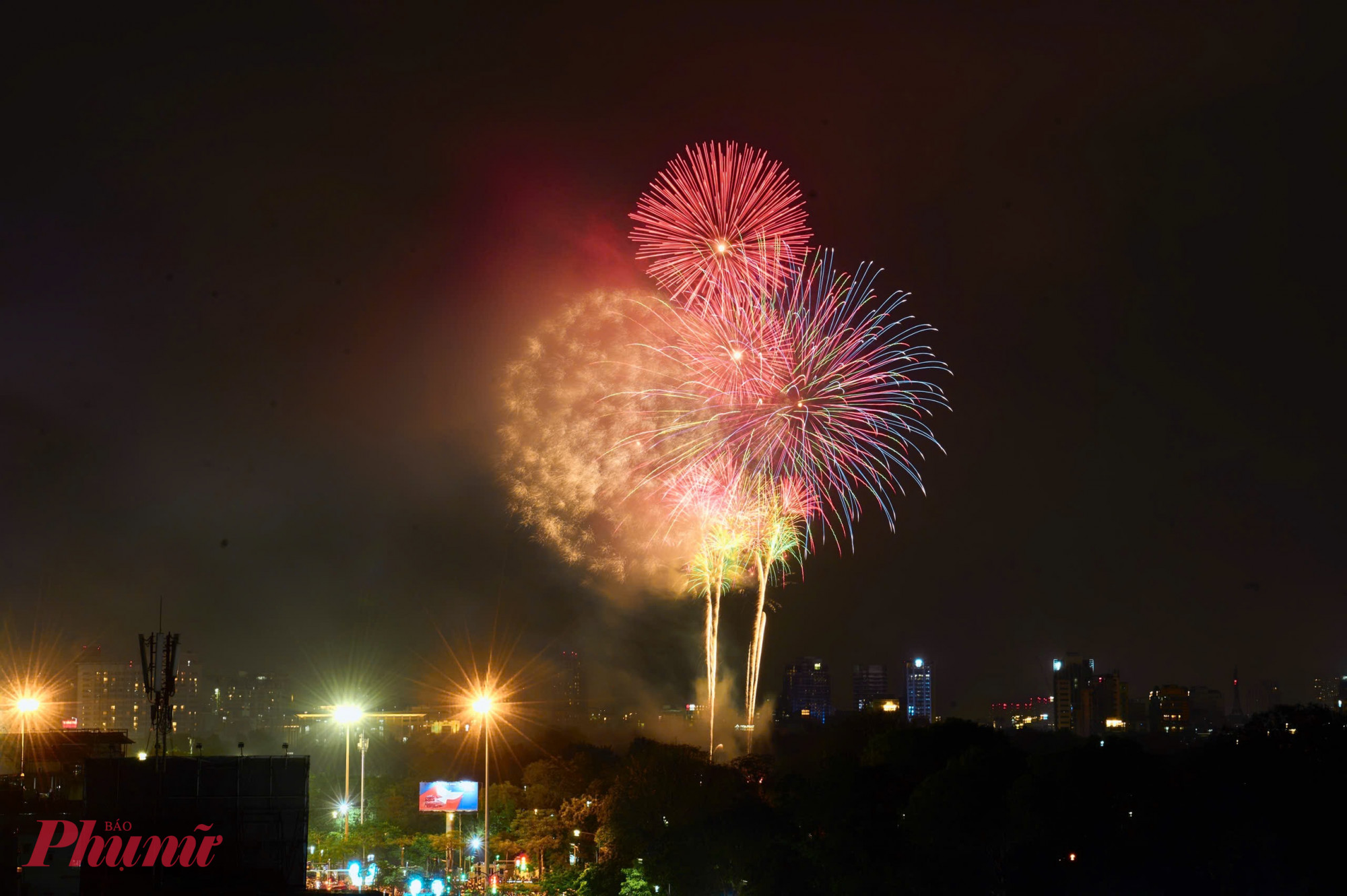 Màn bắn pháo hoa đêm giao thừa không chỉ là ánh sáng, mà còn là niềm tin và hy vọng về một năm mới 2026 an khang, thịnh vượng