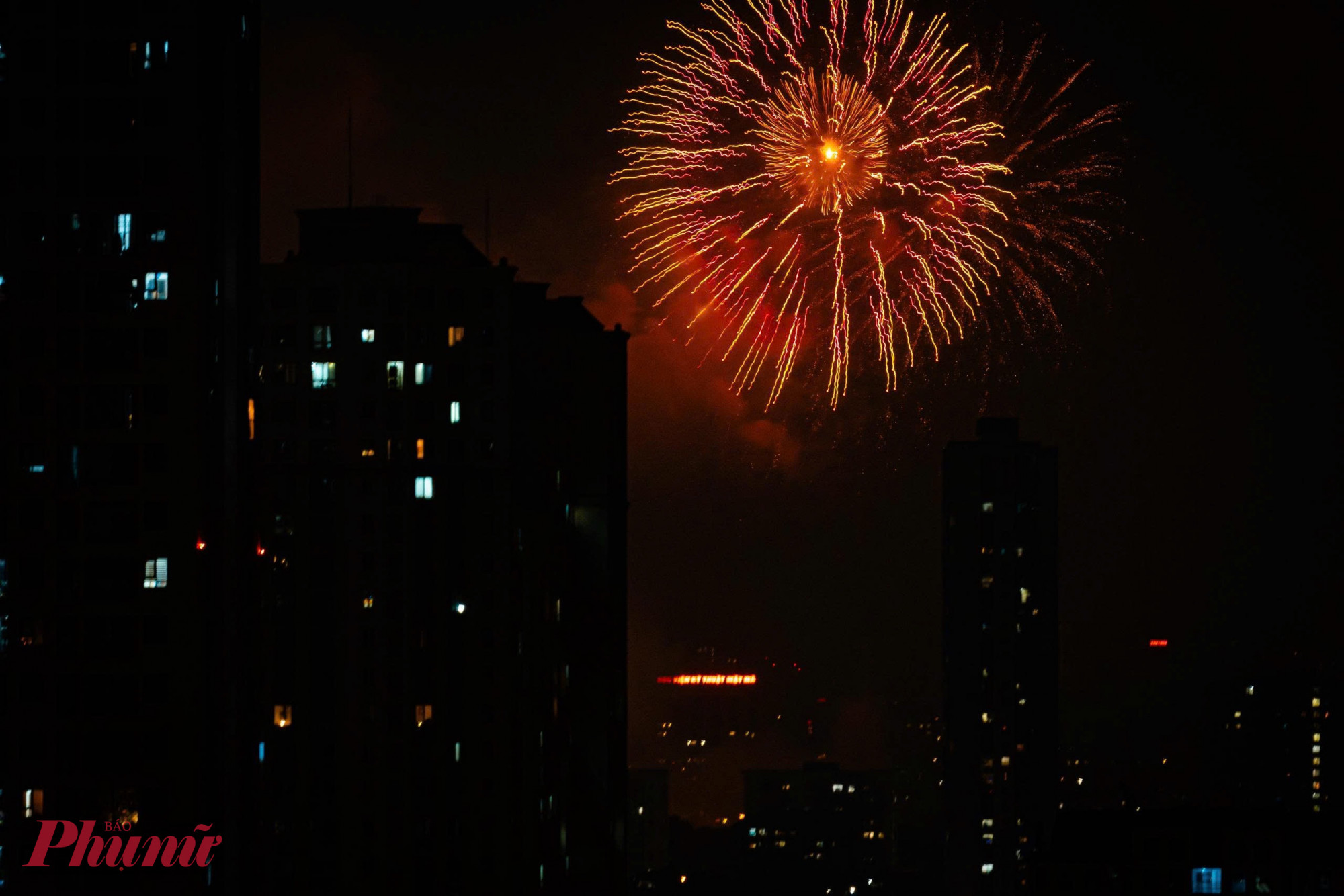 Cùng thời điểm, pháo hoa rực sáng tại Công viên Thống Nhất.