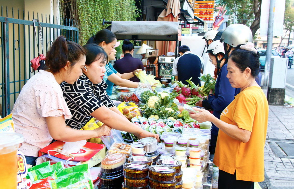 “Phiên chợ cuối tuần” của Hội LHPN phường Phú Lâm thu hút đông đảo khách hàng