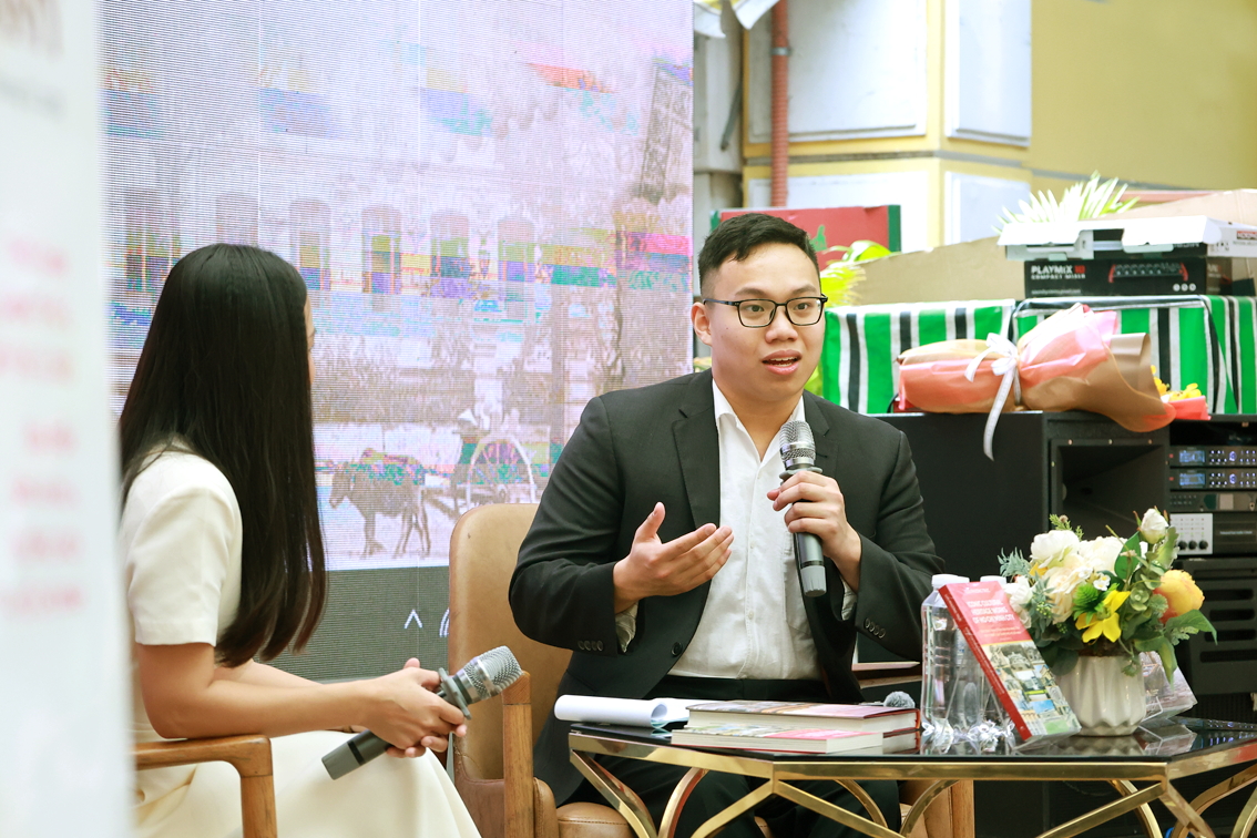 Lưu Phương Trực trong buổi ra mắt sách ở Đường sách TPHCM sáng 26/12